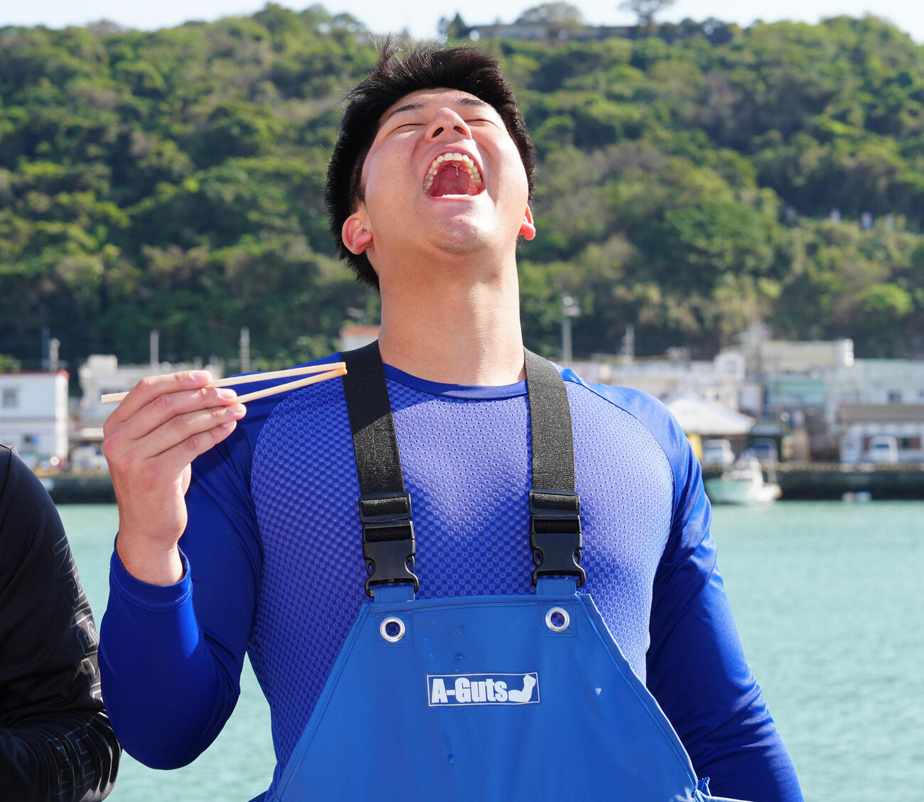 マグロの刺身を食べ、「うまーい！」と叫ぶDeNA島田（撮影・鈴木みどり）