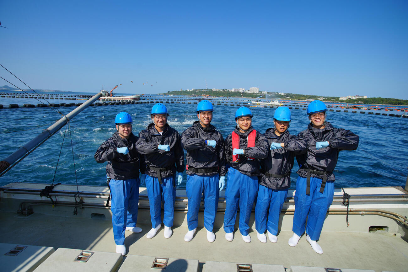 マグロ漁船で記念撮影に納まるDeNAの、左から小田、宮下、島田、成瀬、片山皓心、清水詩
