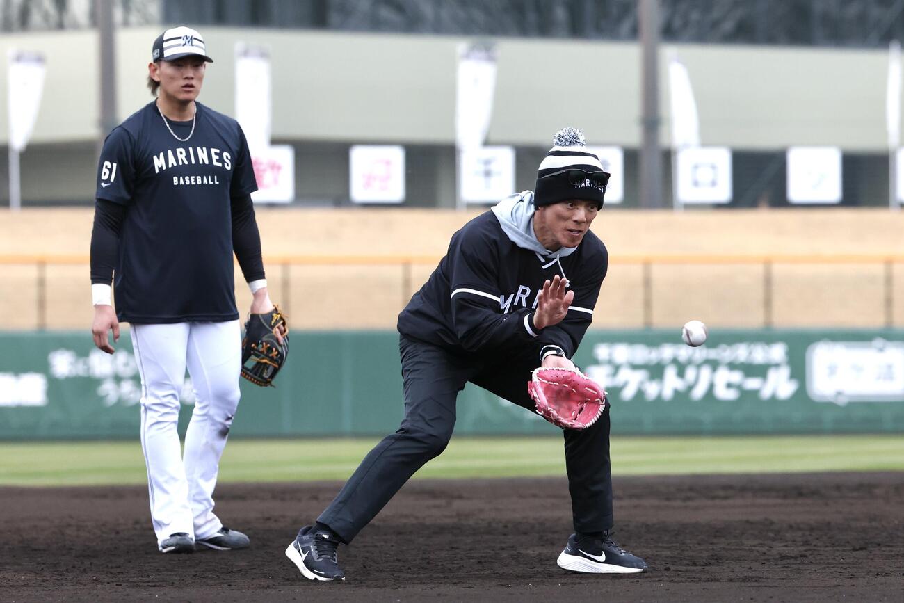 ロッテ山本（左）に守備を披露する松井臨時コーチ（撮影・宮地輝）