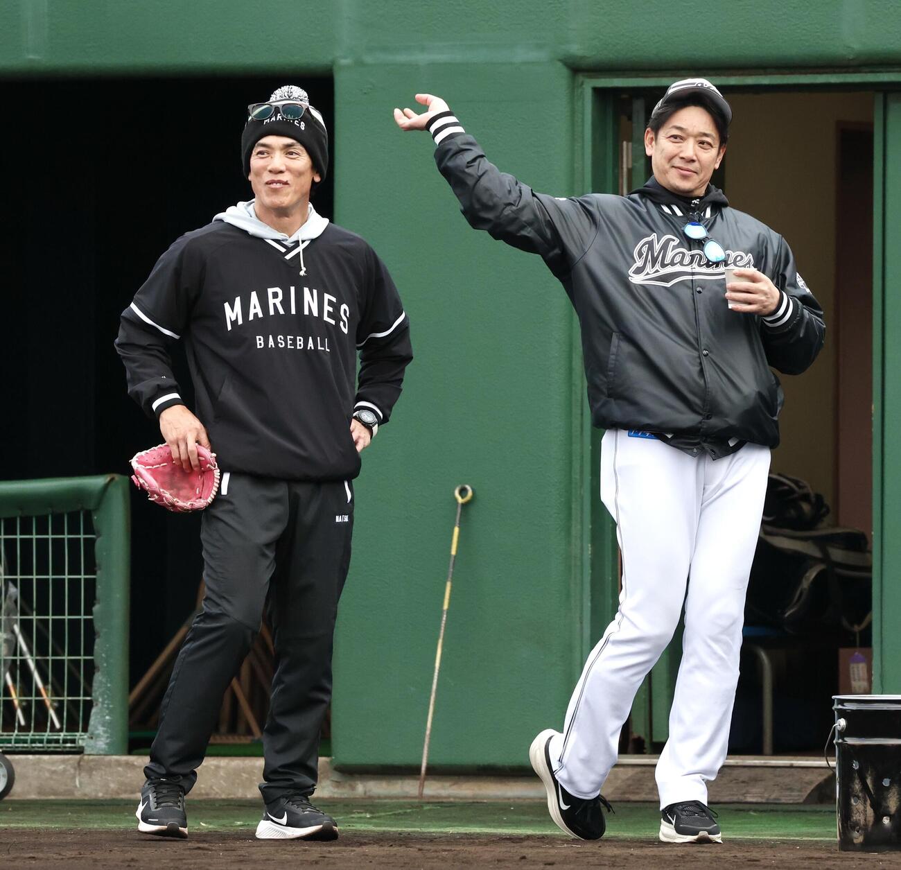 練習を見守るロッテ松井臨時コーチ（左）とサブロー監督（撮影・宮地輝）
