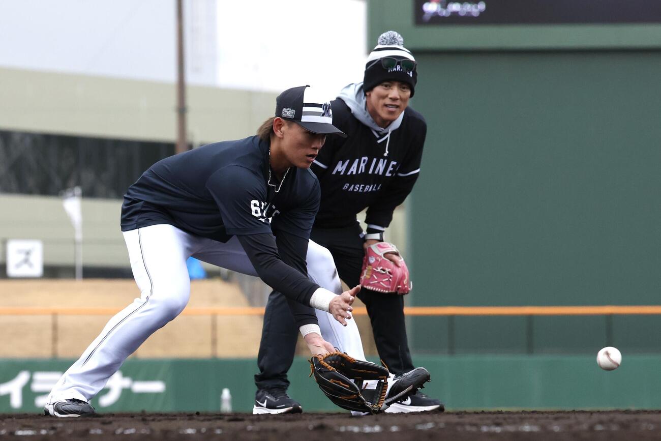 ロッテ松井臨時コーチ（後方）から守備指導を受ける山本（撮影・宮地輝）