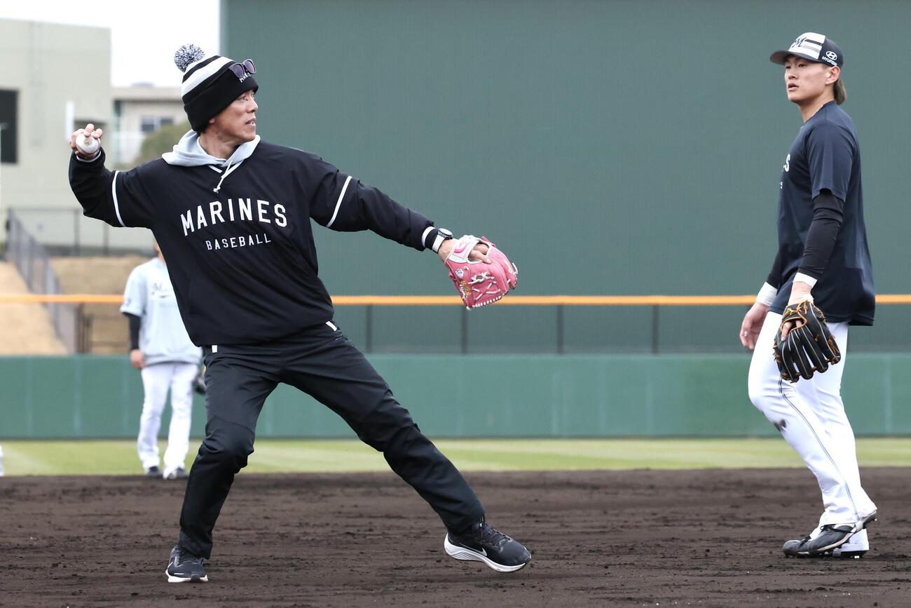 ロッテ山本（右）に守備を披露する松井臨時コーチ（撮影・宮地輝）