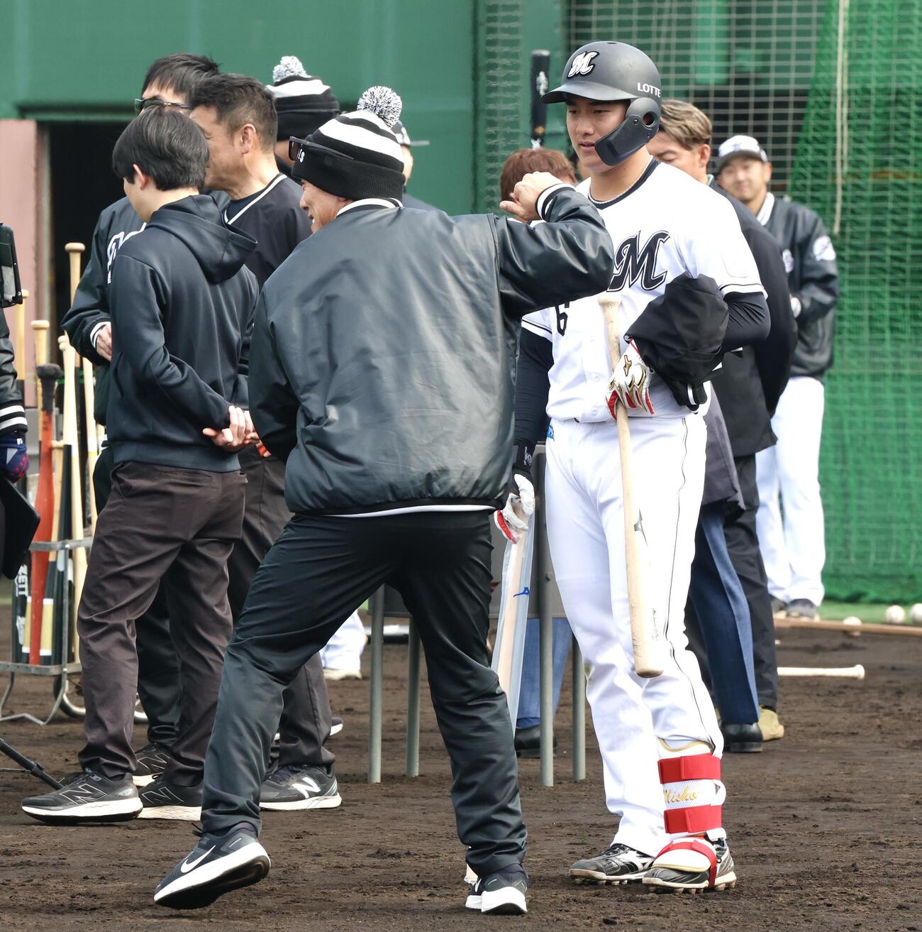 ロッテ松井臨時コーチ（左）の指導を受ける西川（撮影・宮地輝）