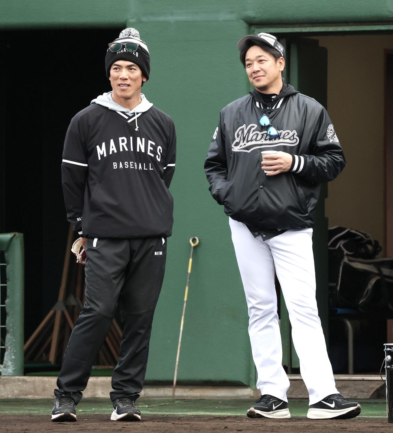 練習を見守るロッテ松井臨時コーチ（左）とサブロー監督（撮影・宮地輝）