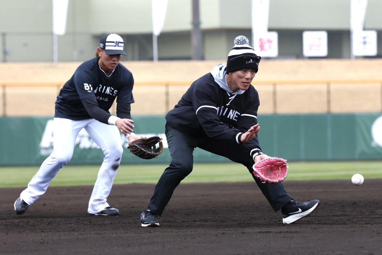 ロッテ山本（左）に守備を披露する松井臨時コーチ（撮影・宮地輝）