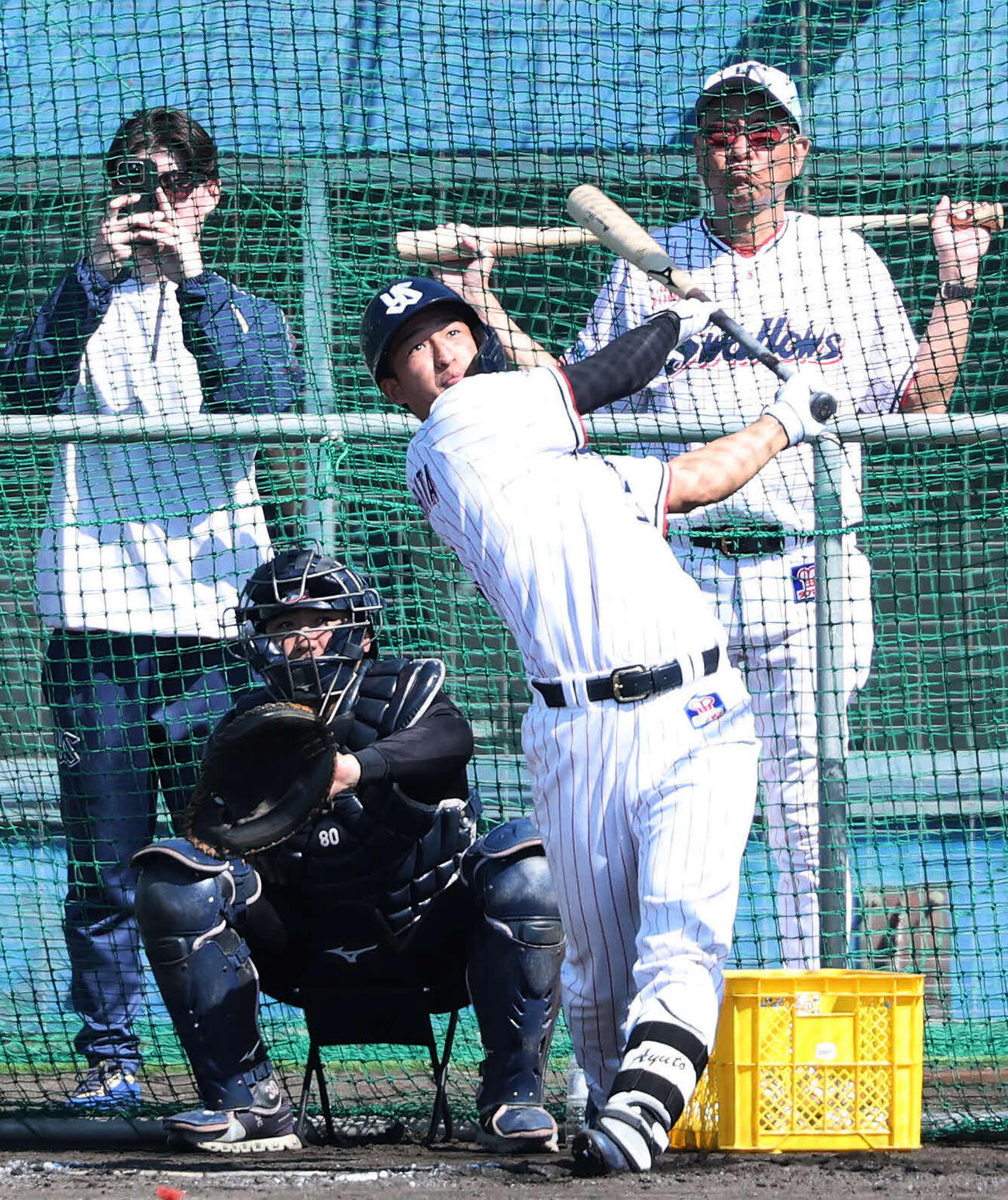 ヤクルト池山監督（右）の前でフリー打撃する松下（撮影・鈴木正人）　