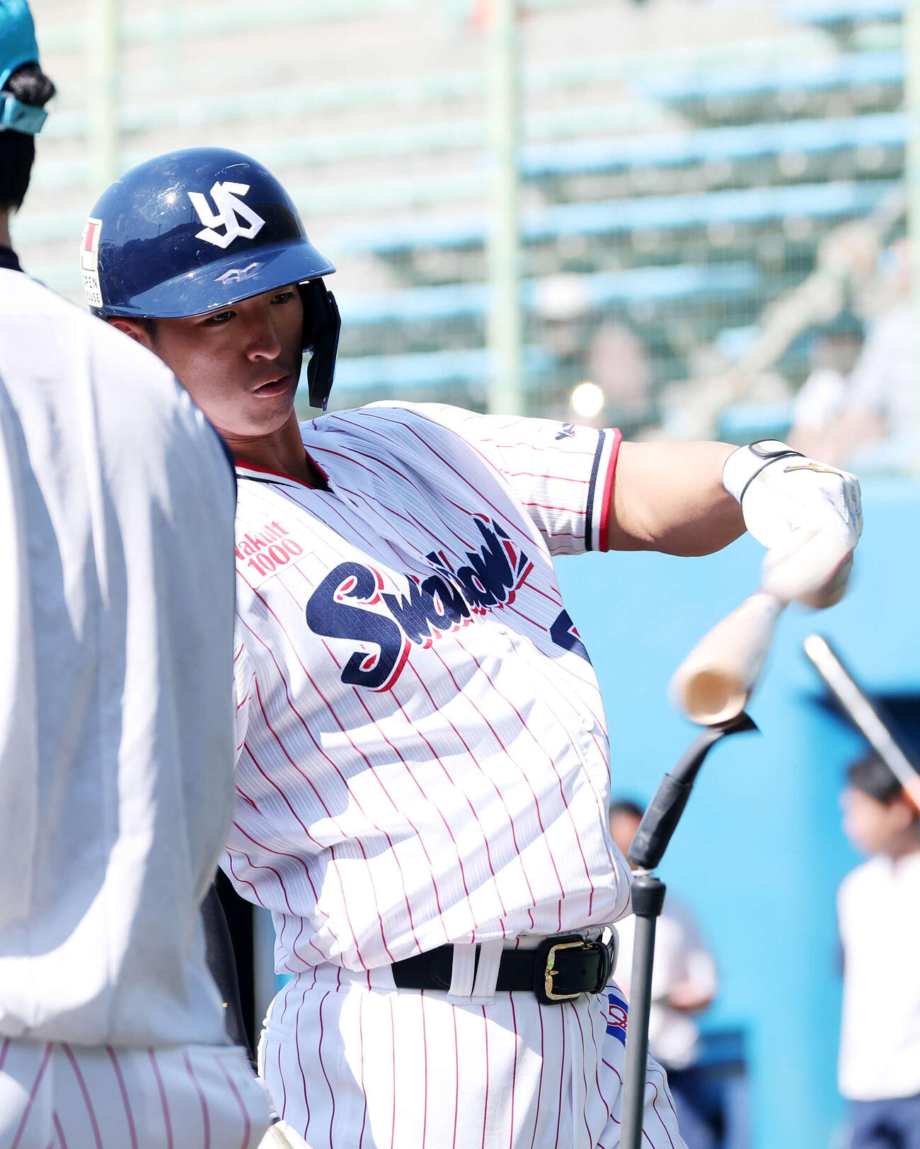 ティー打撃するヤクルト松下（撮影・鈴木正人）　