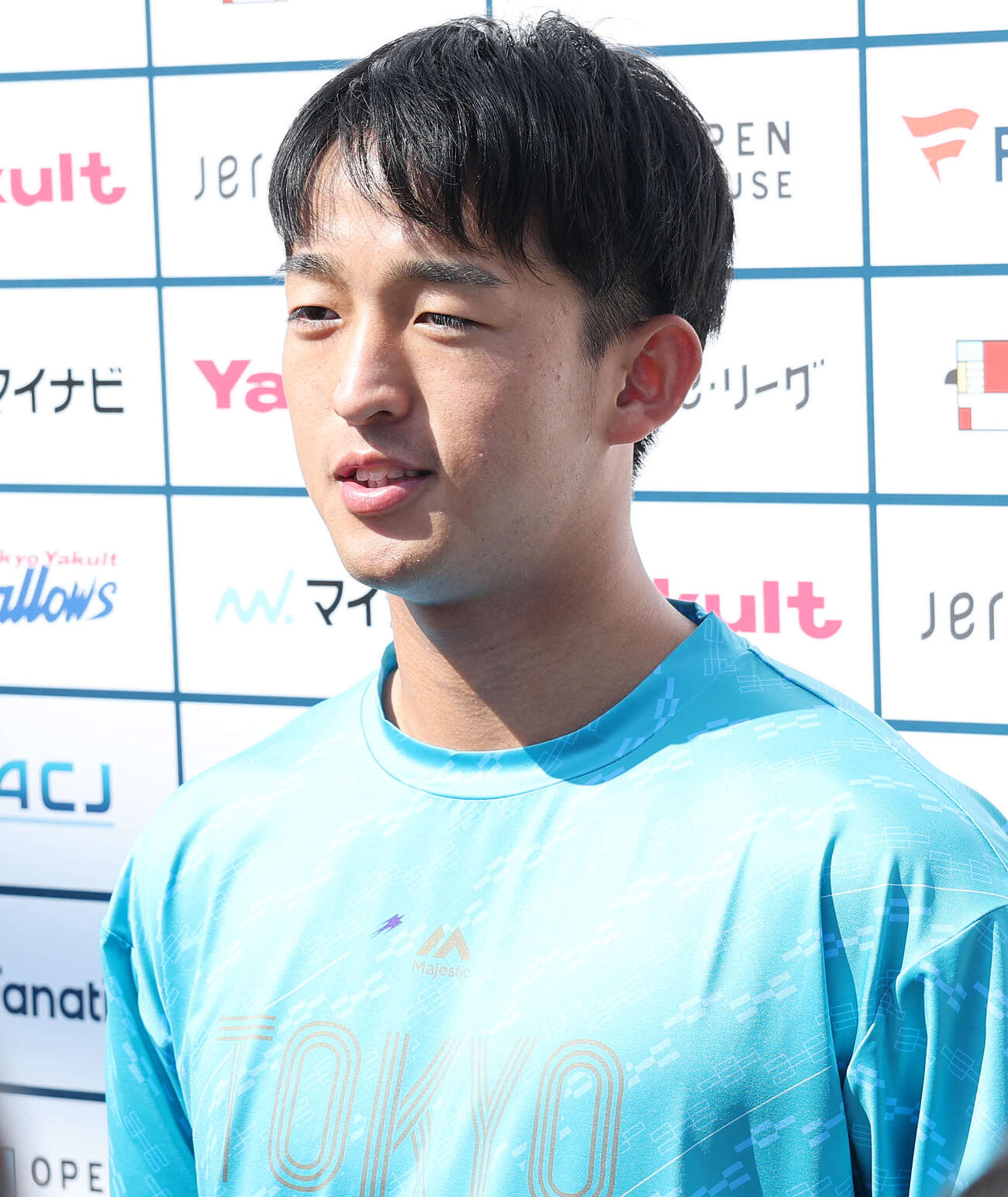 報道陣の質問に答えるヤクルト松下（撮影・鈴木正人）　