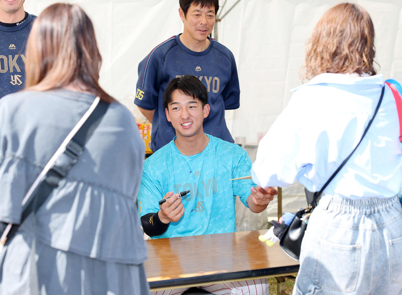 サイン会に臨むヤクルト松下（撮影・鈴木正人）　