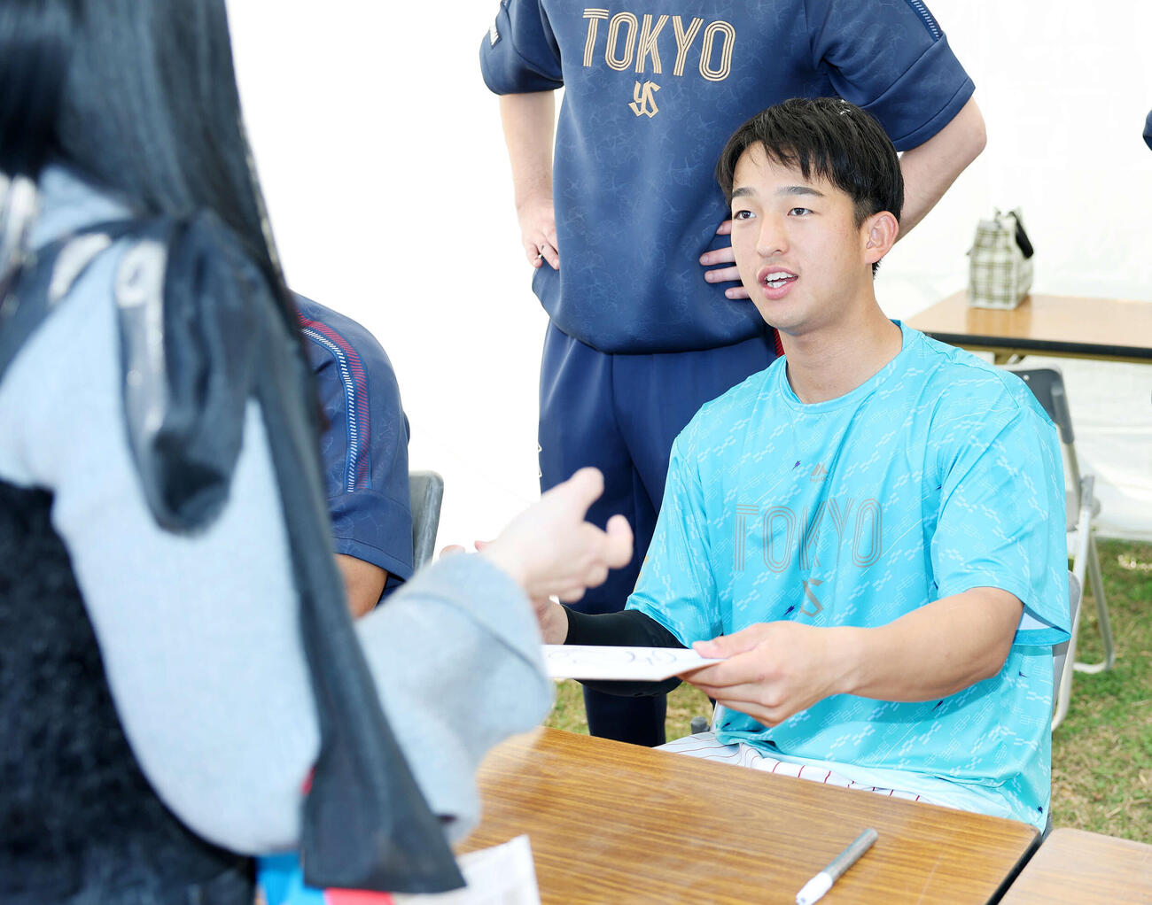 サイン会を行うヤクルト松下（撮影・鈴木正人）　