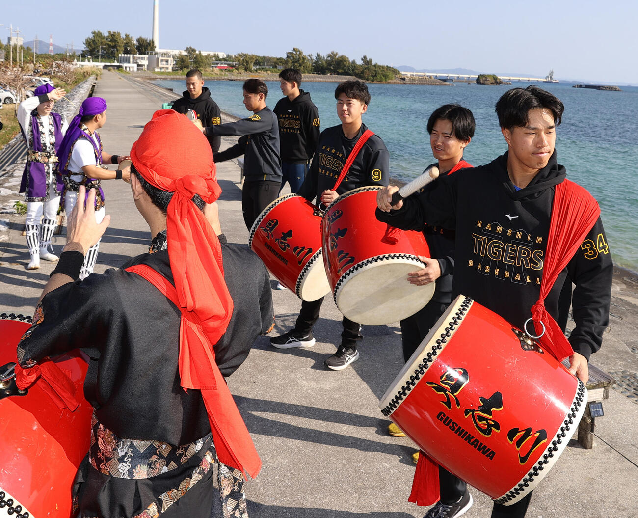 具志川ビーチでエイサー体験する阪神新人ら、右から岡城、山崎、立石、早瀬、神宮、能登（撮影・上山淳一）