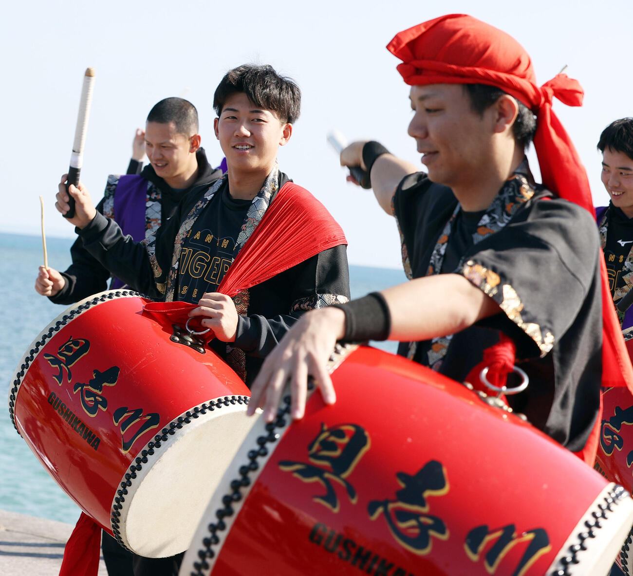 具志川ビーチでエイサー体験する阪神立石（左から2人目）ら。左は能登、右端は早瀬（撮影・上山淳一）