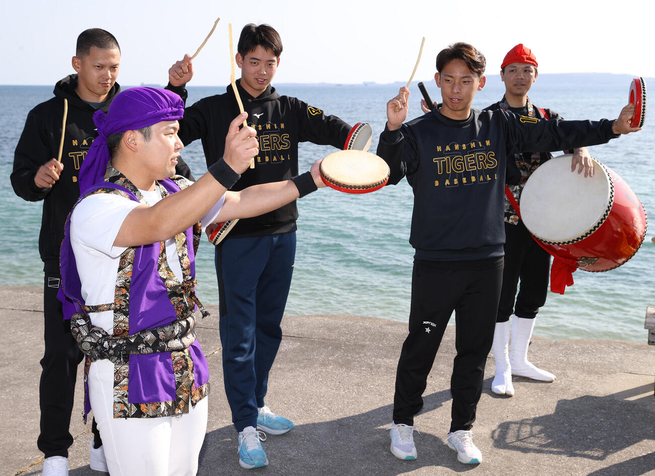 具志川ビーチでエイサー体験する阪神の新人、左から能登、早瀬、神宮（撮影・上山淳一）