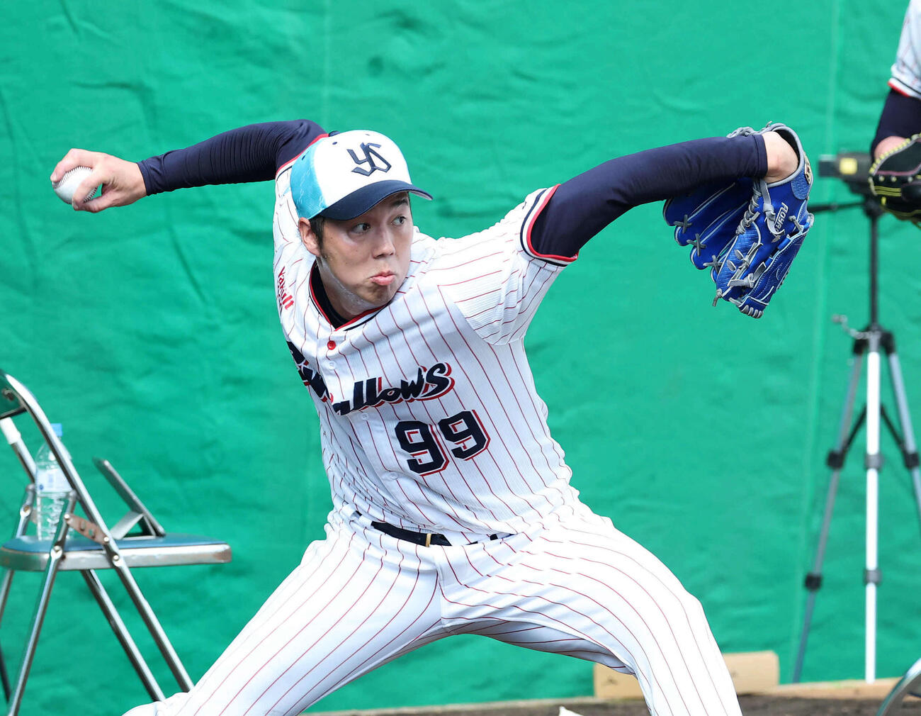 ブルペンで投球練習するヤクルト青柳（撮影・鈴木正人）　
