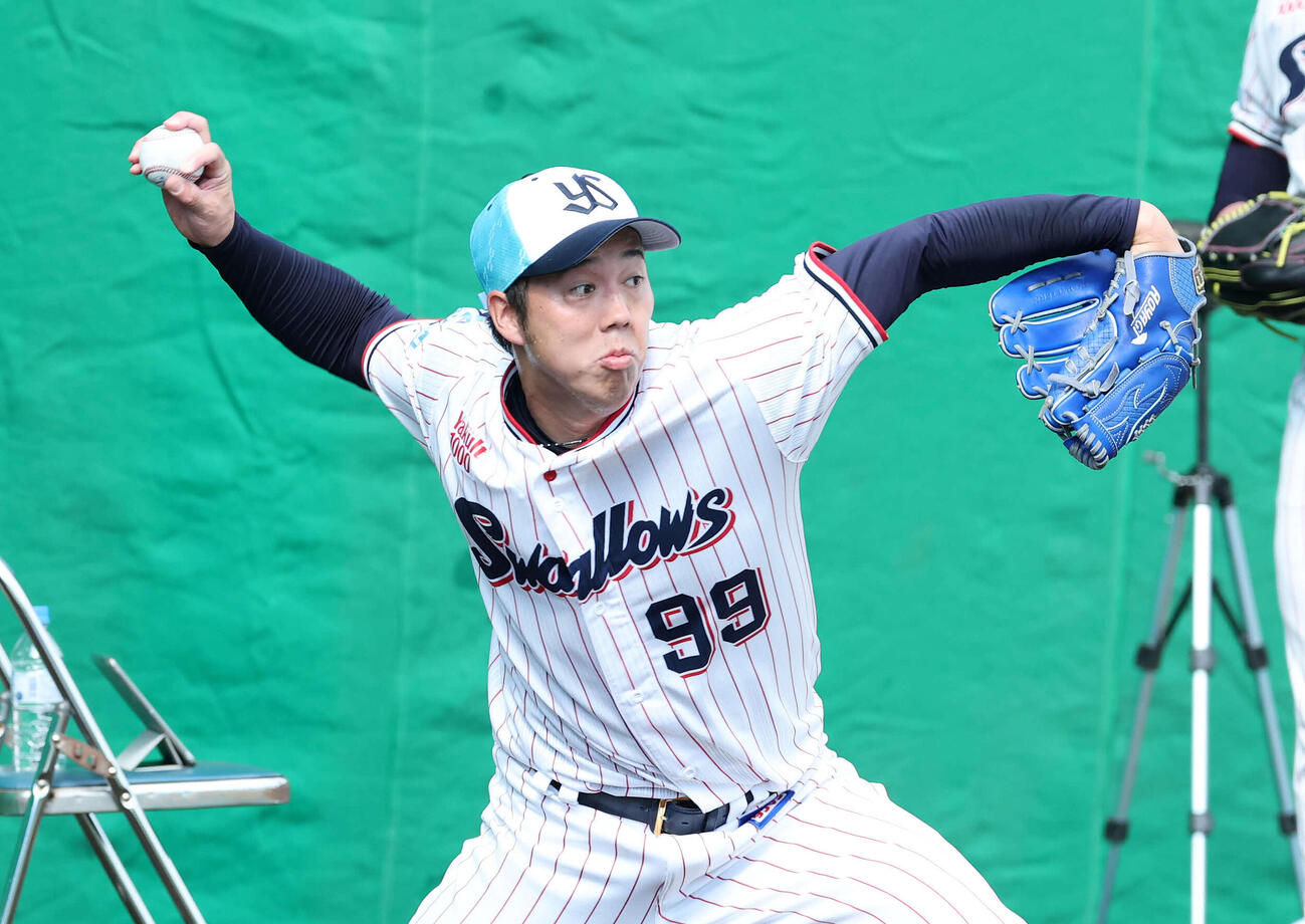 ブルペンで投球練習するヤクルト青柳（撮影・鈴木正人）　