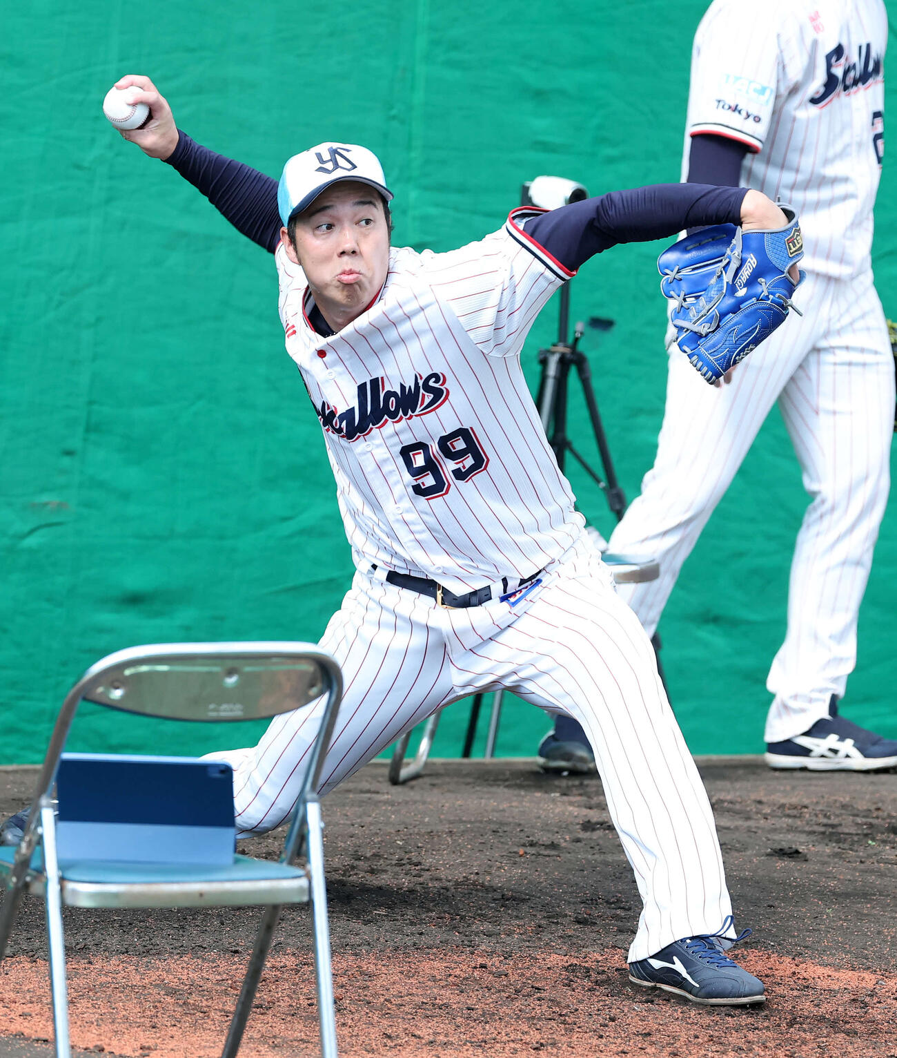 ブルペンで投球練習するヤクルト青柳（撮影・鈴木正人）　