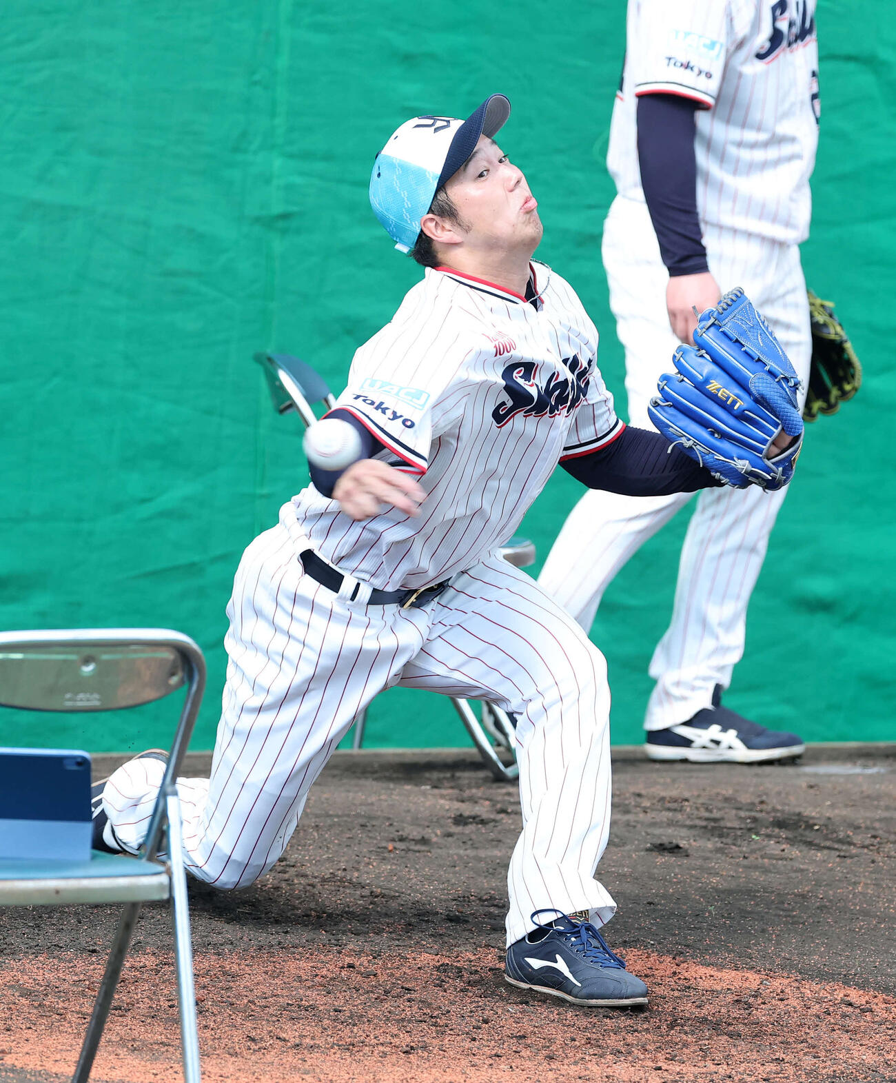 ブルペンで投球練習するヤクルト青柳（撮影・鈴木正人）　