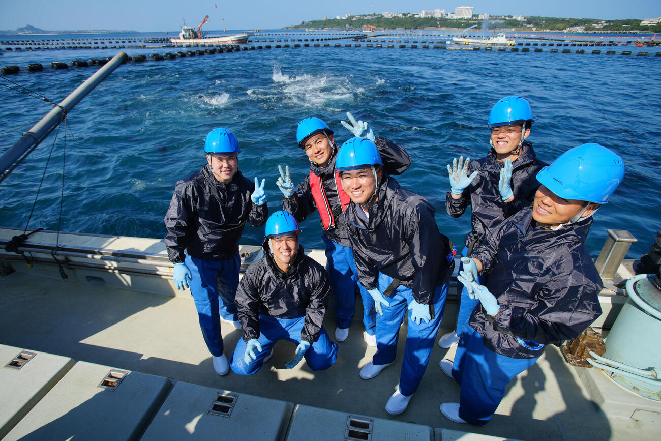 マグロ漁船で記念撮影に納まるDeNAの、左から小田、島田、成瀬、宮下、清水詩、片山
