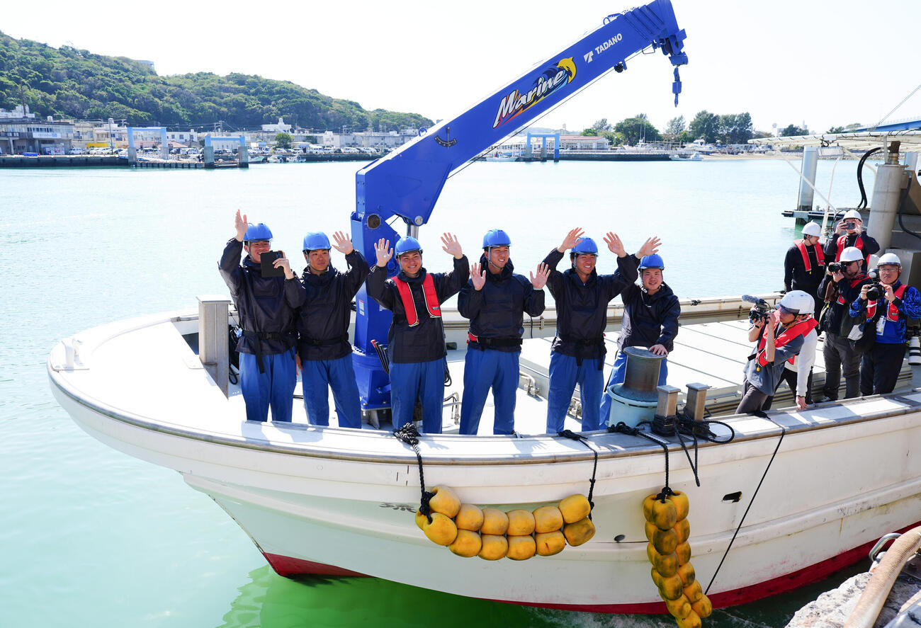 マグロ漁船に乗り出発するDeNAの、左から清水詩、片山、成瀬、島田、宮下、小田（撮影・鈴木みどり）