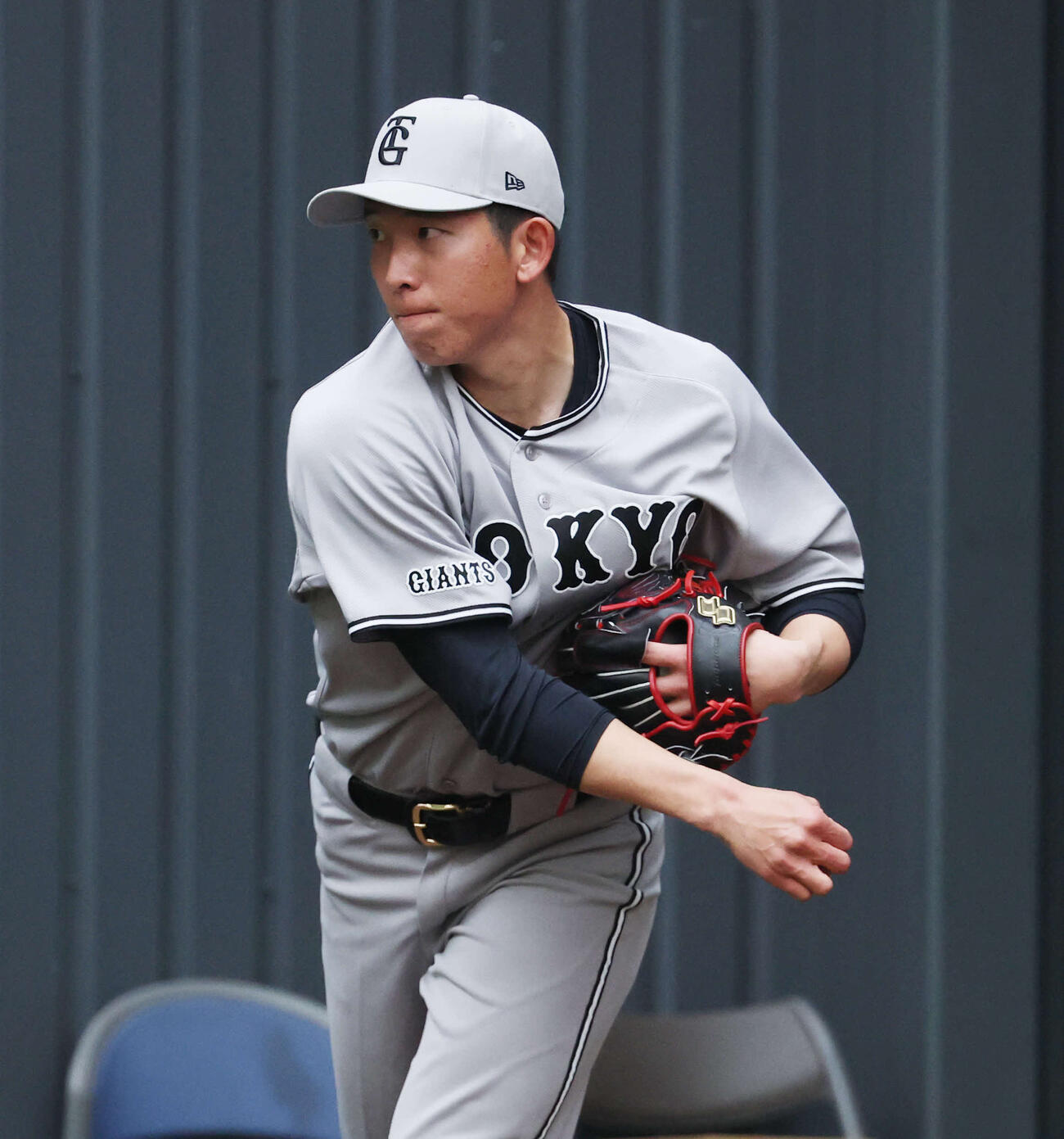 ブルペンで投げ込む巨人戸郷（撮影・増田悦実）