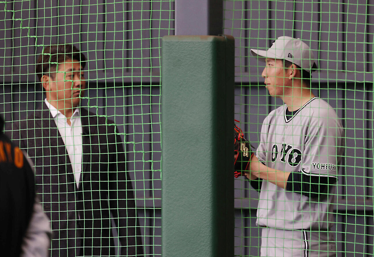 ブルペンで投げ終え松坂大輔氏（左）と話をする巨人戸郷（撮影・増田悦実）
