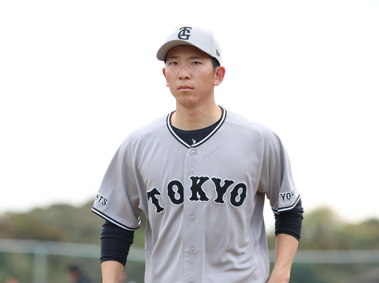 ブルペンへ移動する巨人戸郷（撮影・増田悦実）