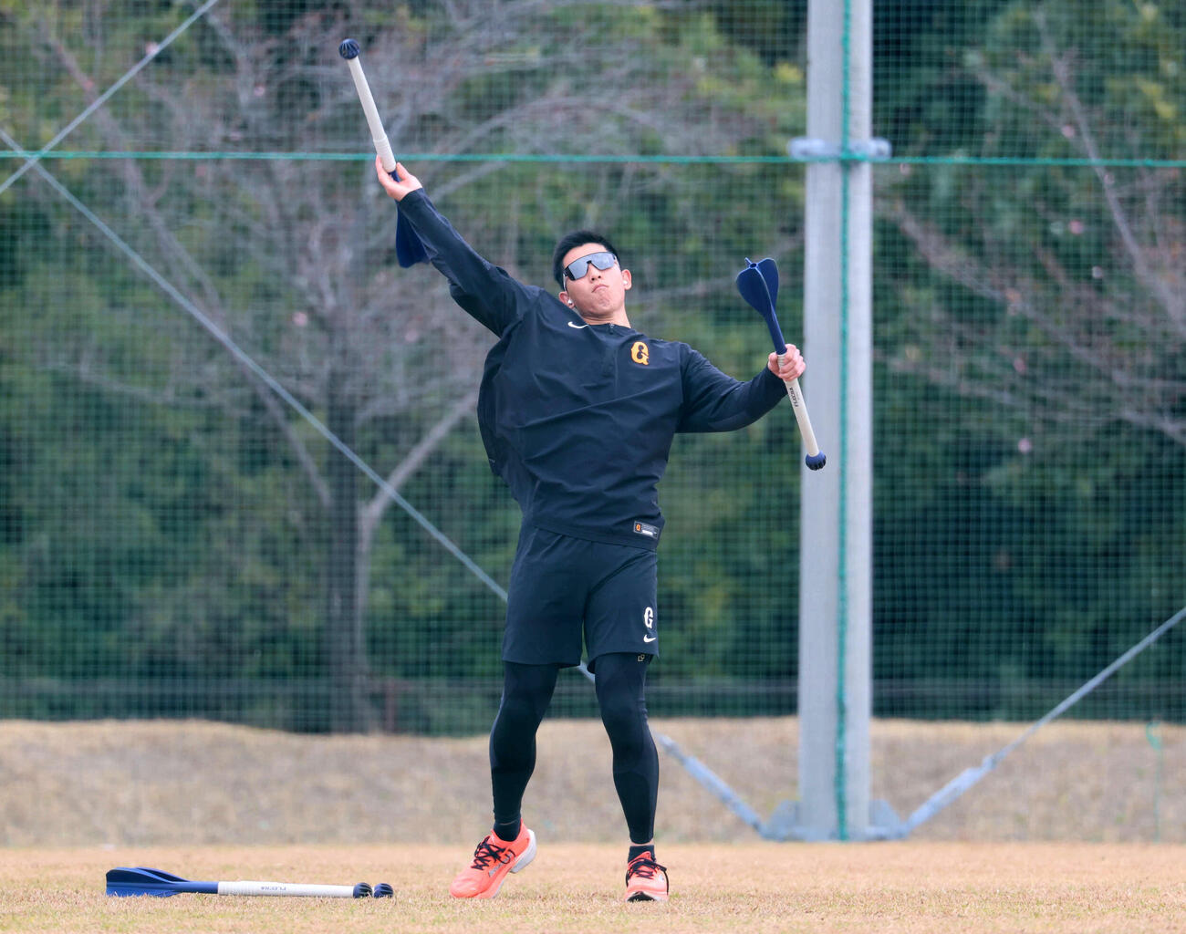 やり投げトレーニングを行う巨人戸郷（撮影・増田悦実）