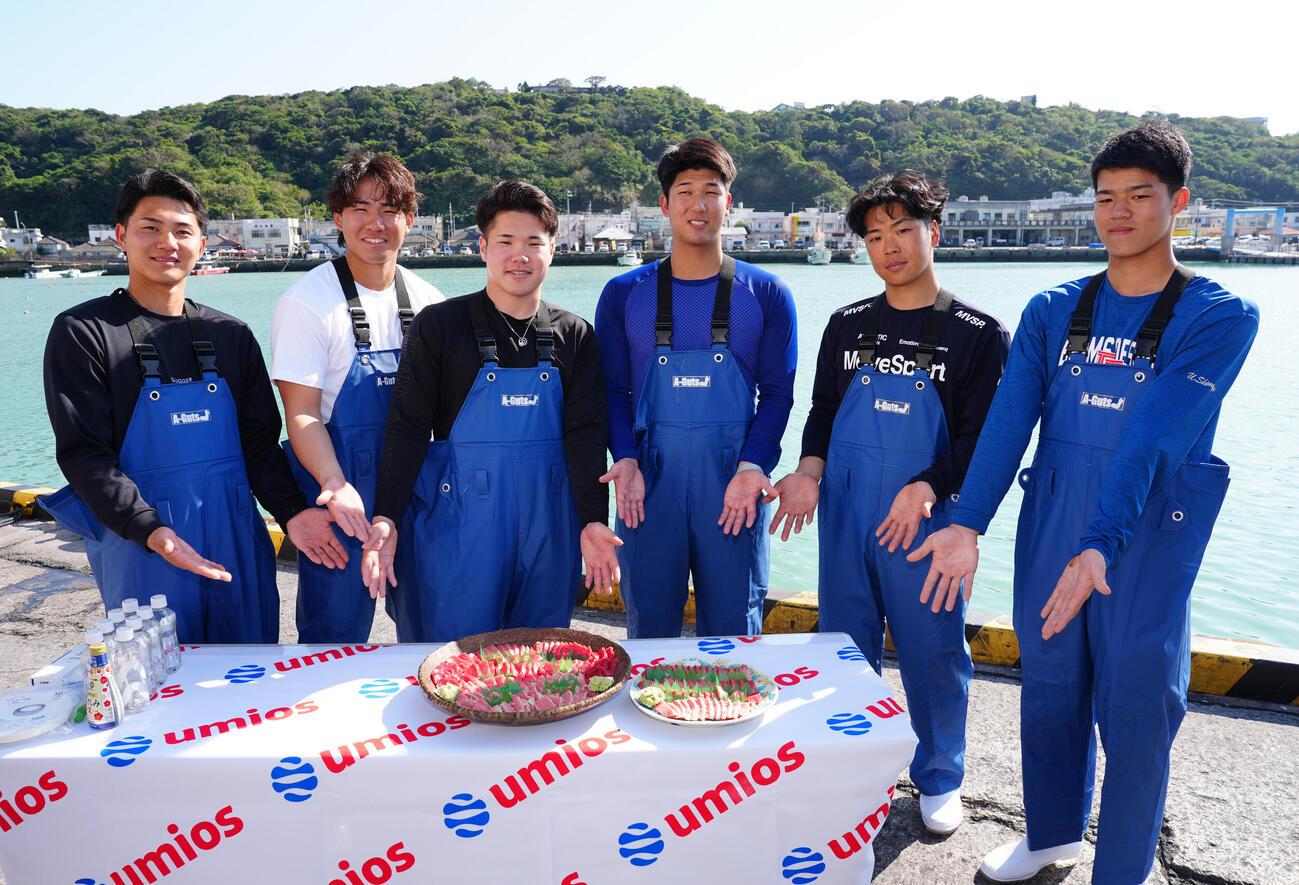 マグロの刺身を前に笑顔を見せるDeNAの、左から成瀬、宮下、小田、島田、片山、清水詩（撮影・鈴木みどり）