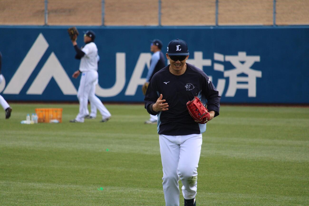 春野キャンプで外野ノックを終え走って戻る西武栗山（撮影・金子真仁）