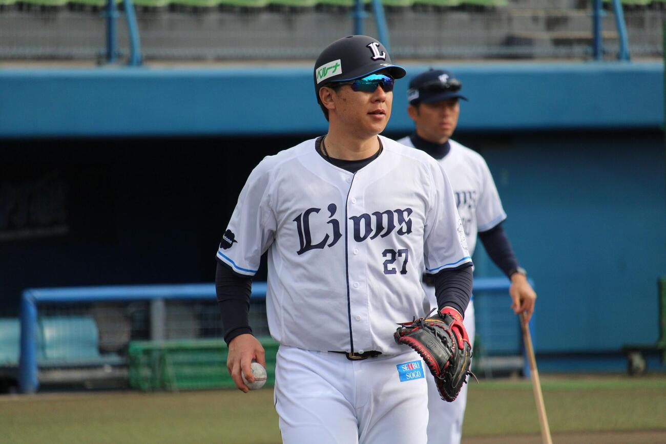 春野キャンプでノックに参加する西武炭谷（撮影・金子真仁）