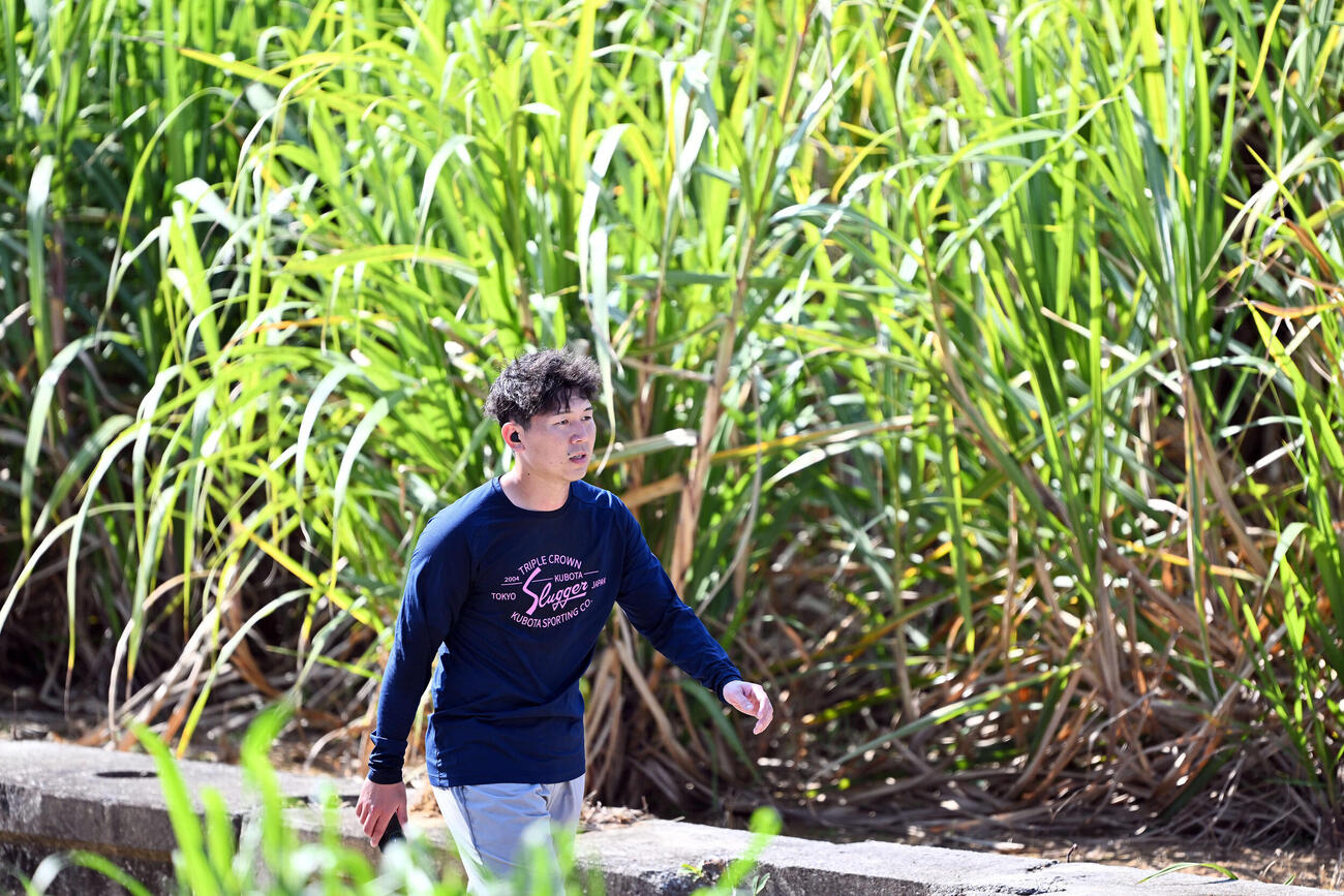 球場周辺を歩く楽天西口（撮影・滝沢徹郎）