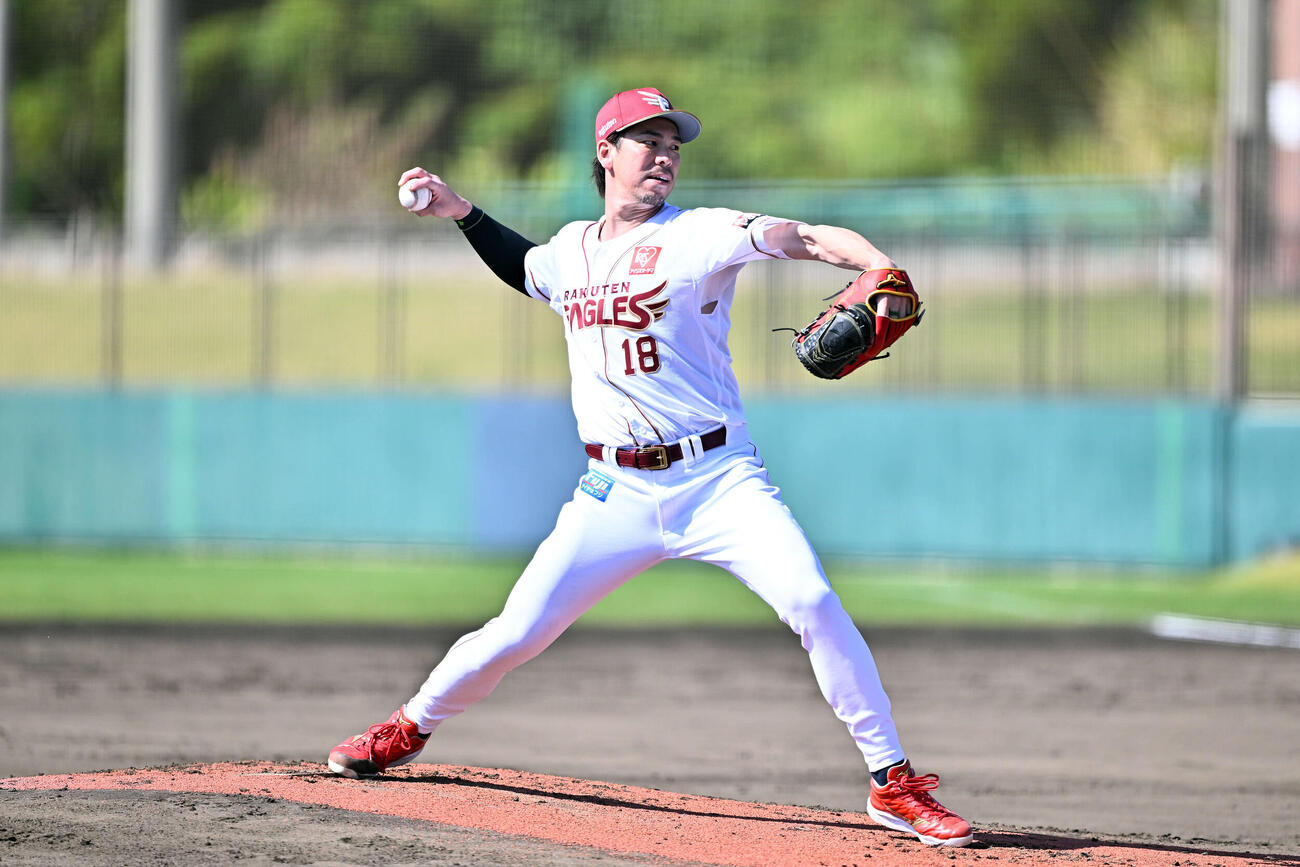 投内連係する楽天前田健（撮影・滝沢徹郎）