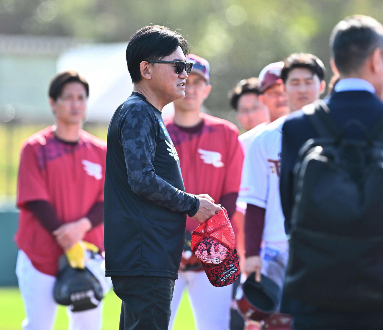 選手たちに訓示する楽天三木谷浩史オーナー（撮影・滝沢徹郎）