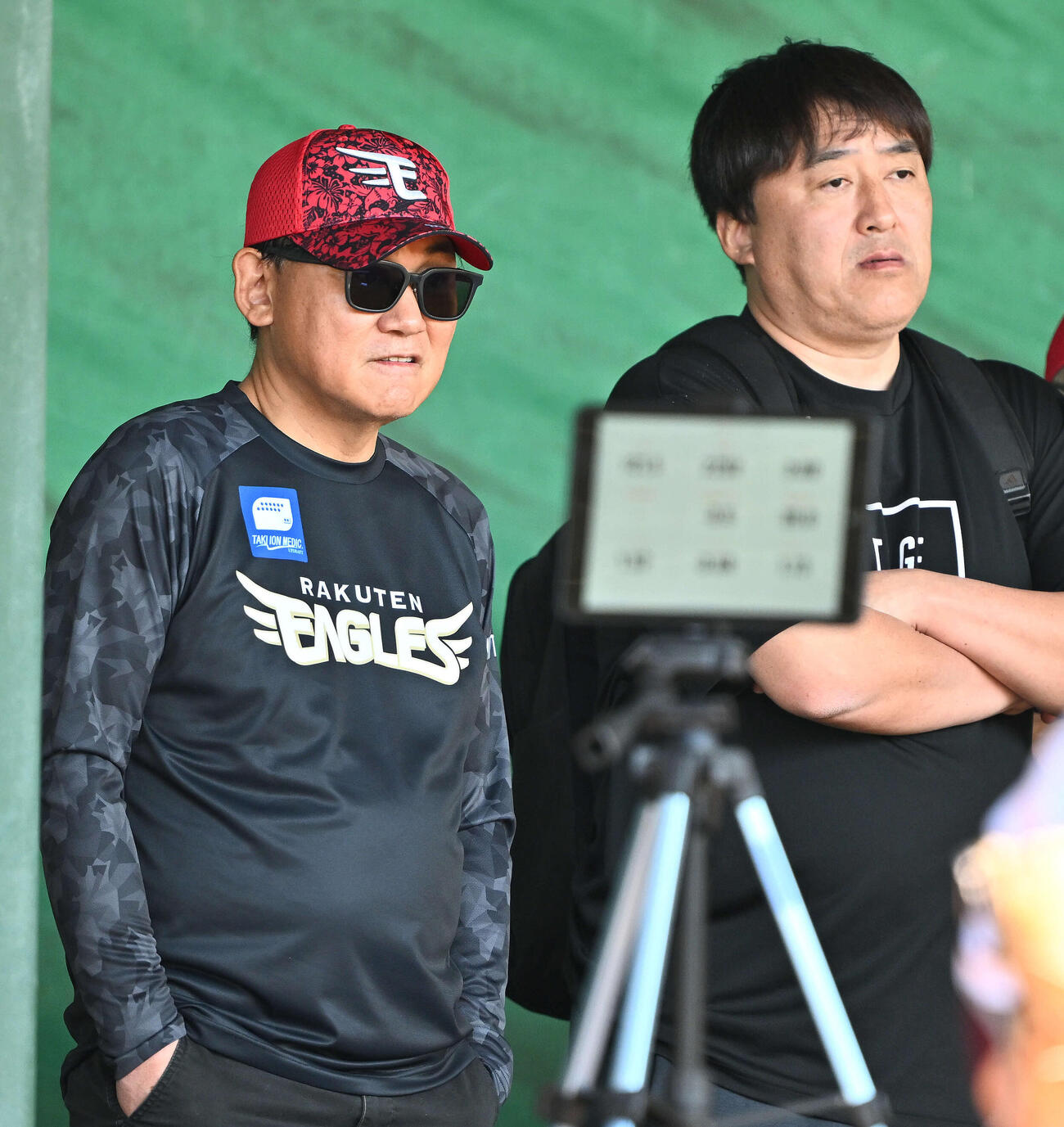 ブルペンを視察する楽天三木谷浩史オーナー（左）と石井GM（撮影・滝沢徹郎）