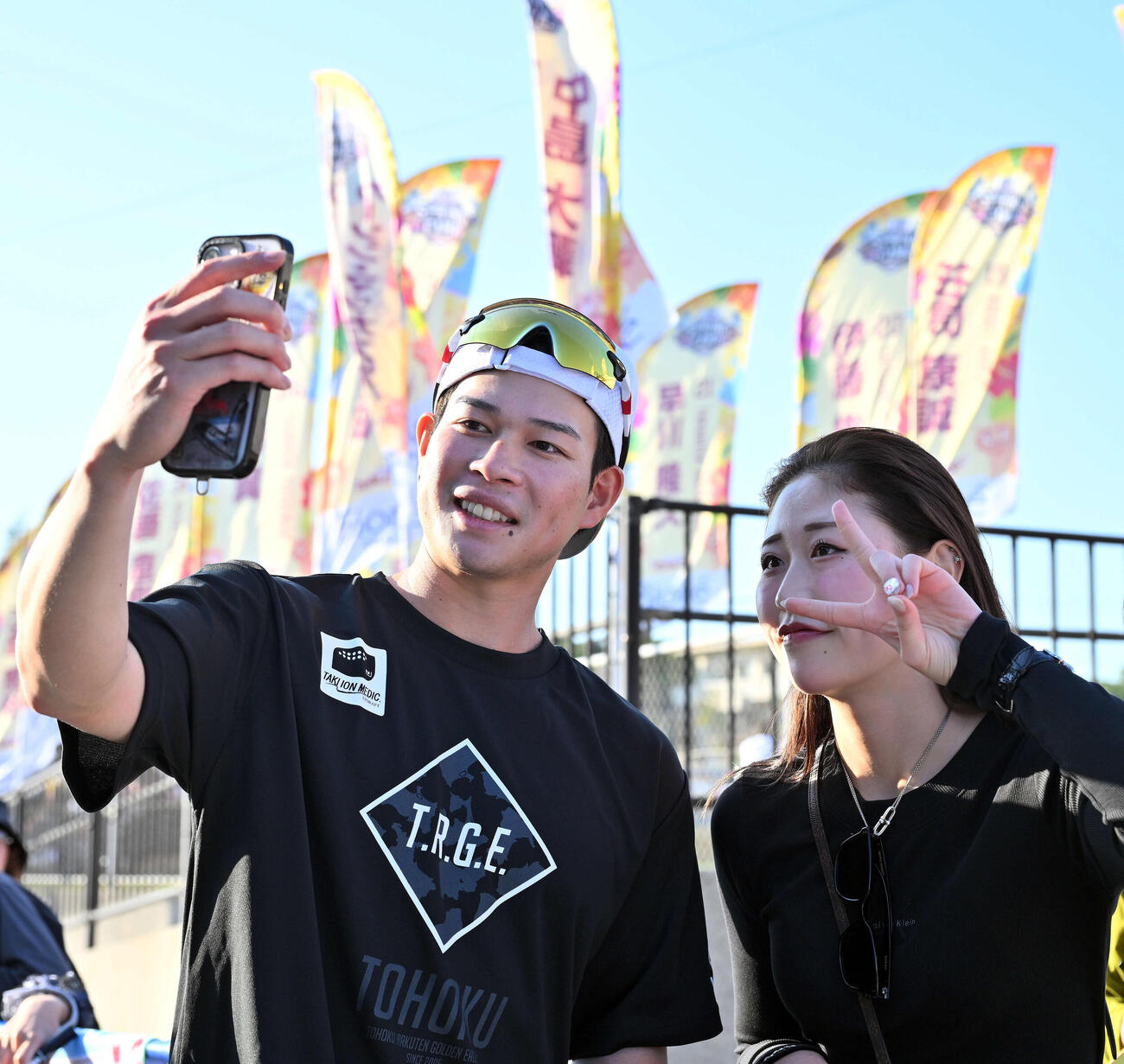 ファンの記念撮影に応じる楽天中島（撮影・滝沢徹郎）