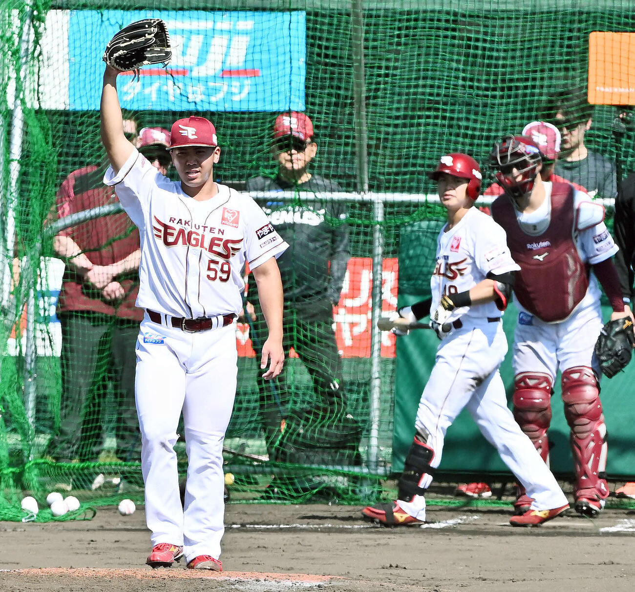 ライブBPで好投した楽天泰（手前）。後方中央は三木谷浩史オーナー（撮影・滝沢徹郎）