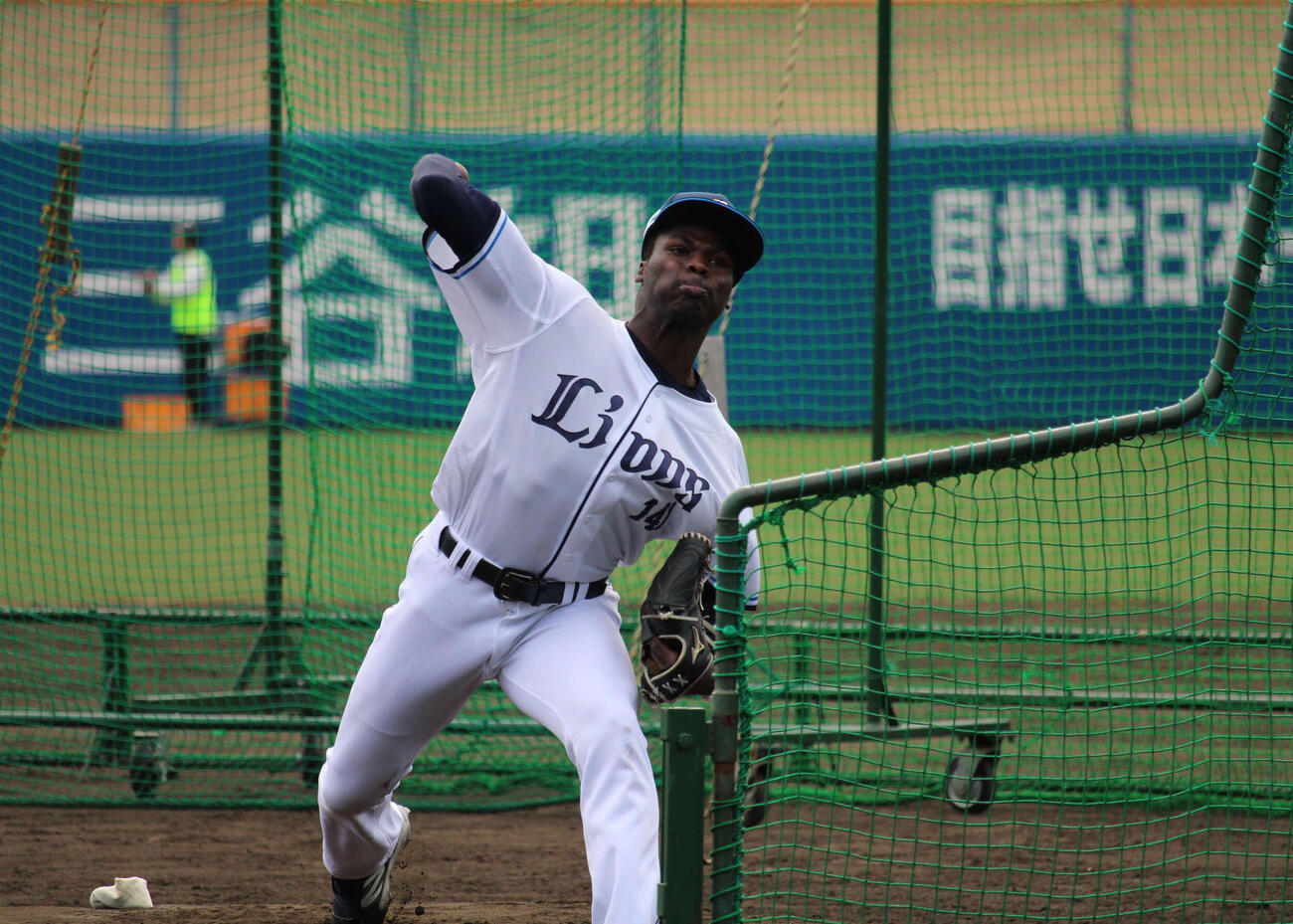 春野キャンプで打撃投手役を務めた西武ムサ（撮影・金子真仁）