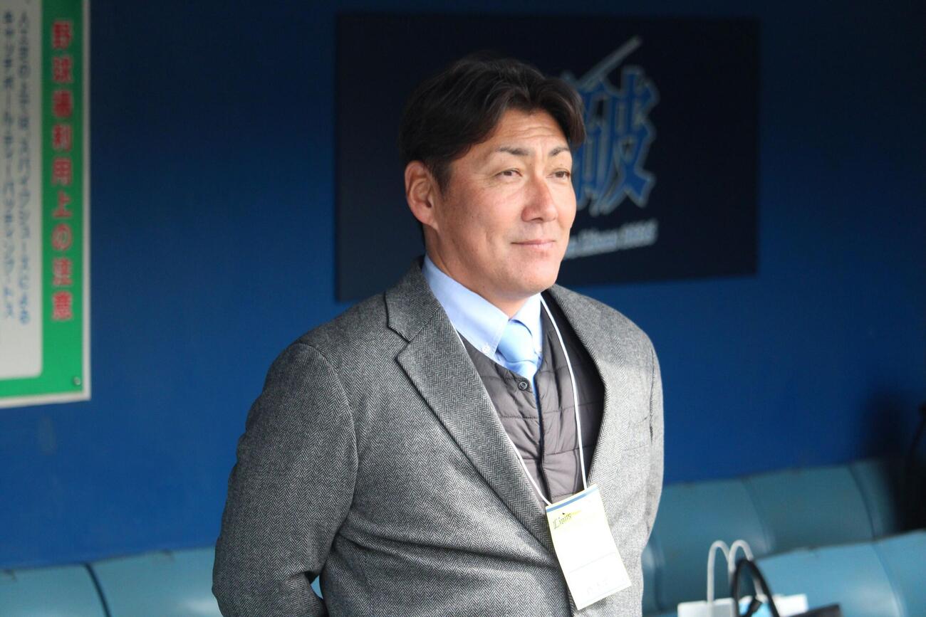 西武ドラフト5位横田の恩師、山村学園・岡野監督が春野キャンプにあいさつ（撮影・金子真仁）