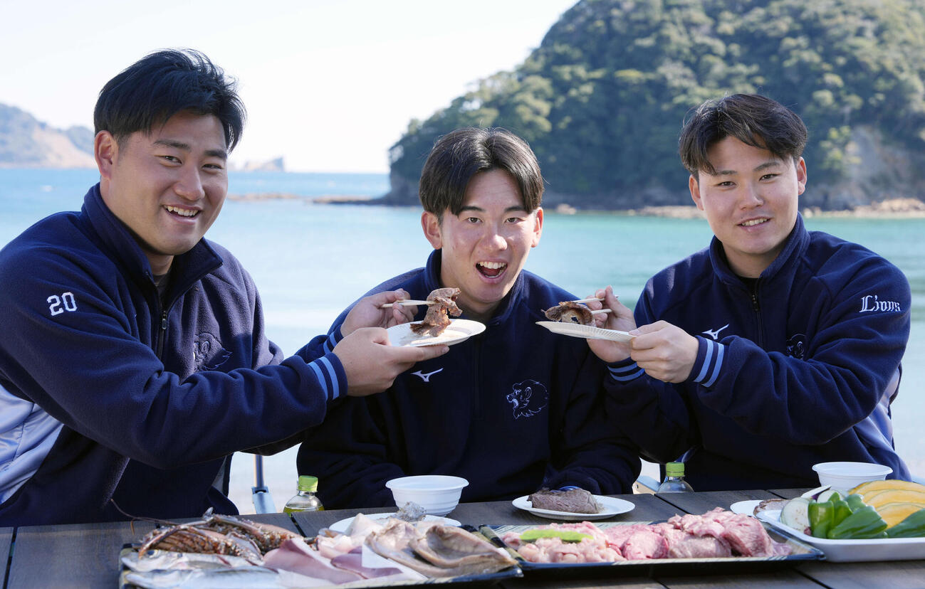 西武宮崎・南郷春季キャンプ休日　宮崎の食材でバーベキューをする、左から西武岩城、小島、秋山（撮影・小島史椰）