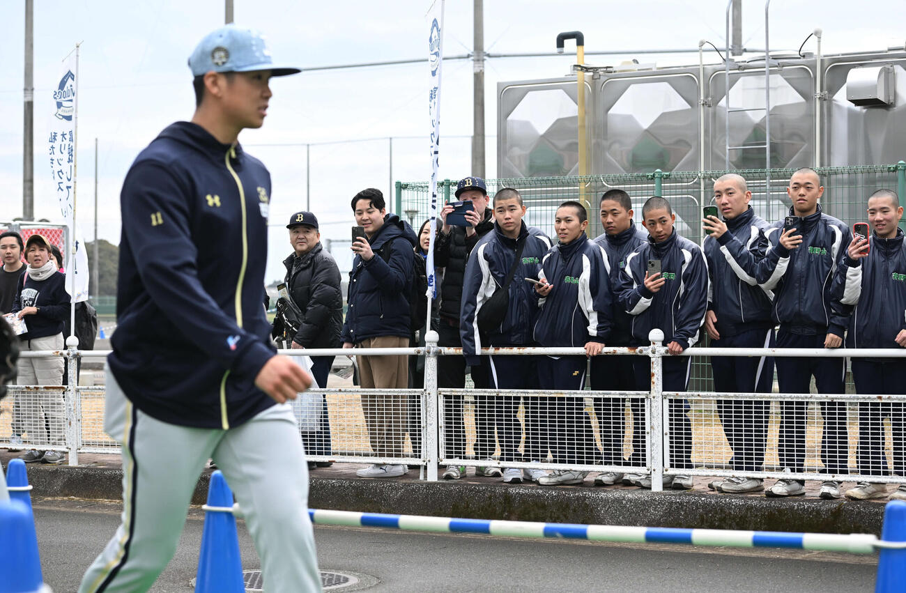 オリックス山下舜平大（手前）に熱視線を送る高校生（撮影・和賀正仁）