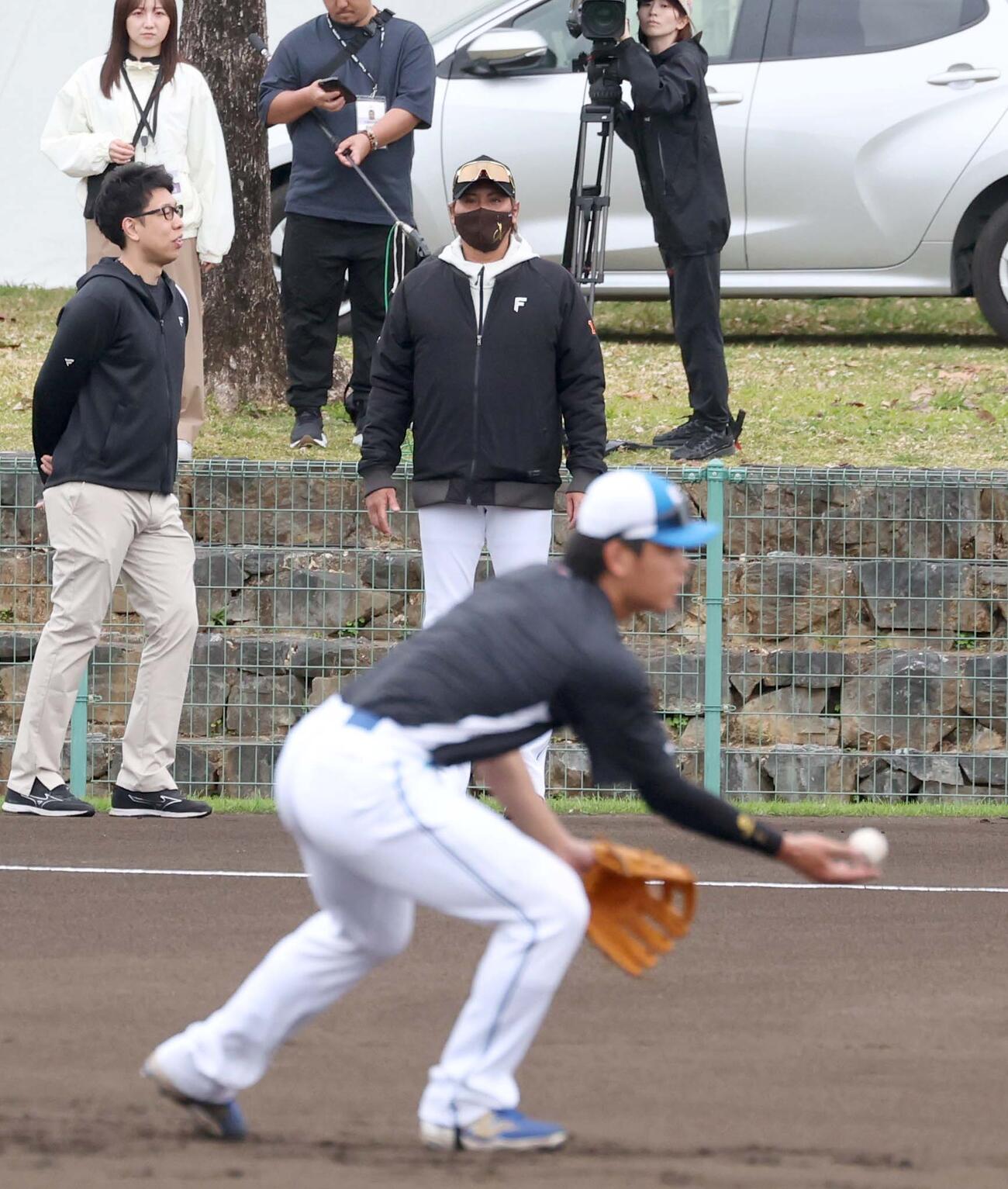 野村の二塁守備練習を見つめる新庄監督（撮影・黒川智章）
