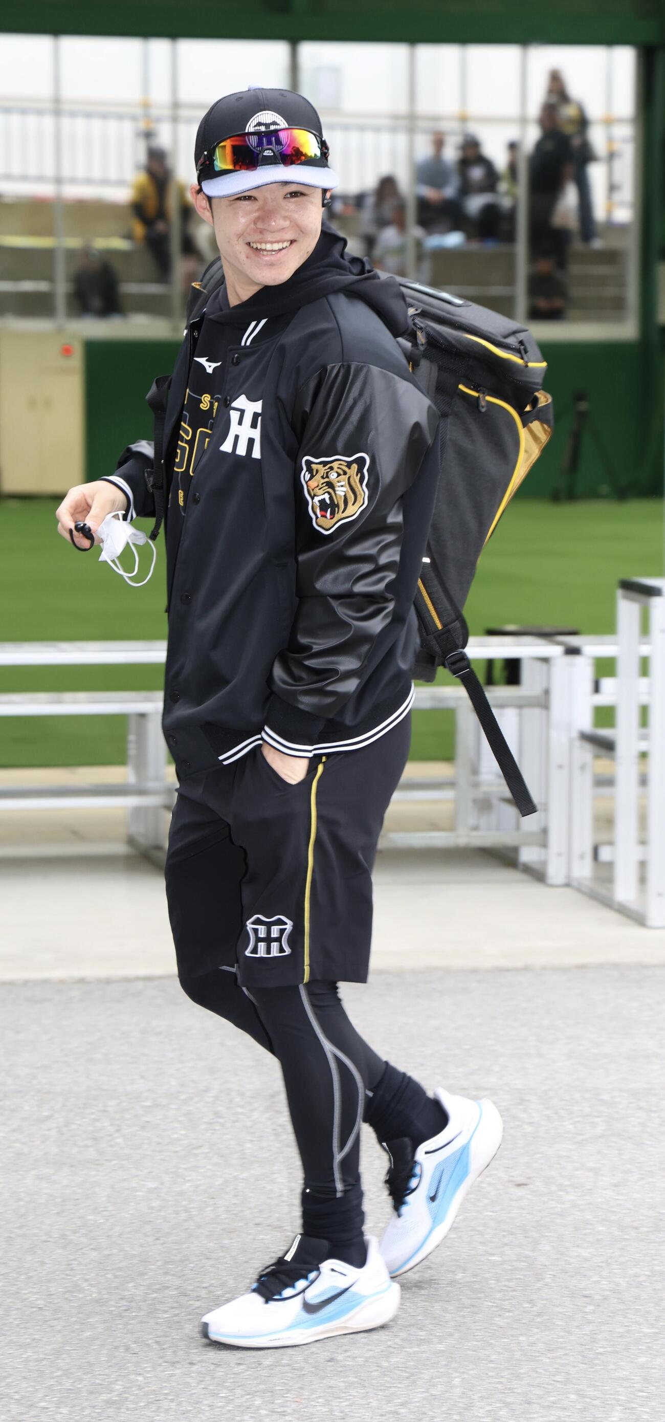 4日の練習を休んだ阪神中野は笑顔で練習場に到着（撮影・西尾就之）