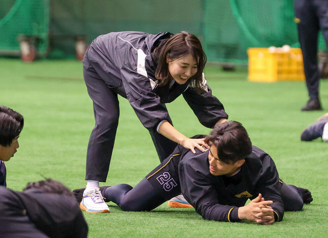 ピラティスを学ぶ阪神谷端。上はインストラクターの市川いずみ氏（撮影・上山淳一）