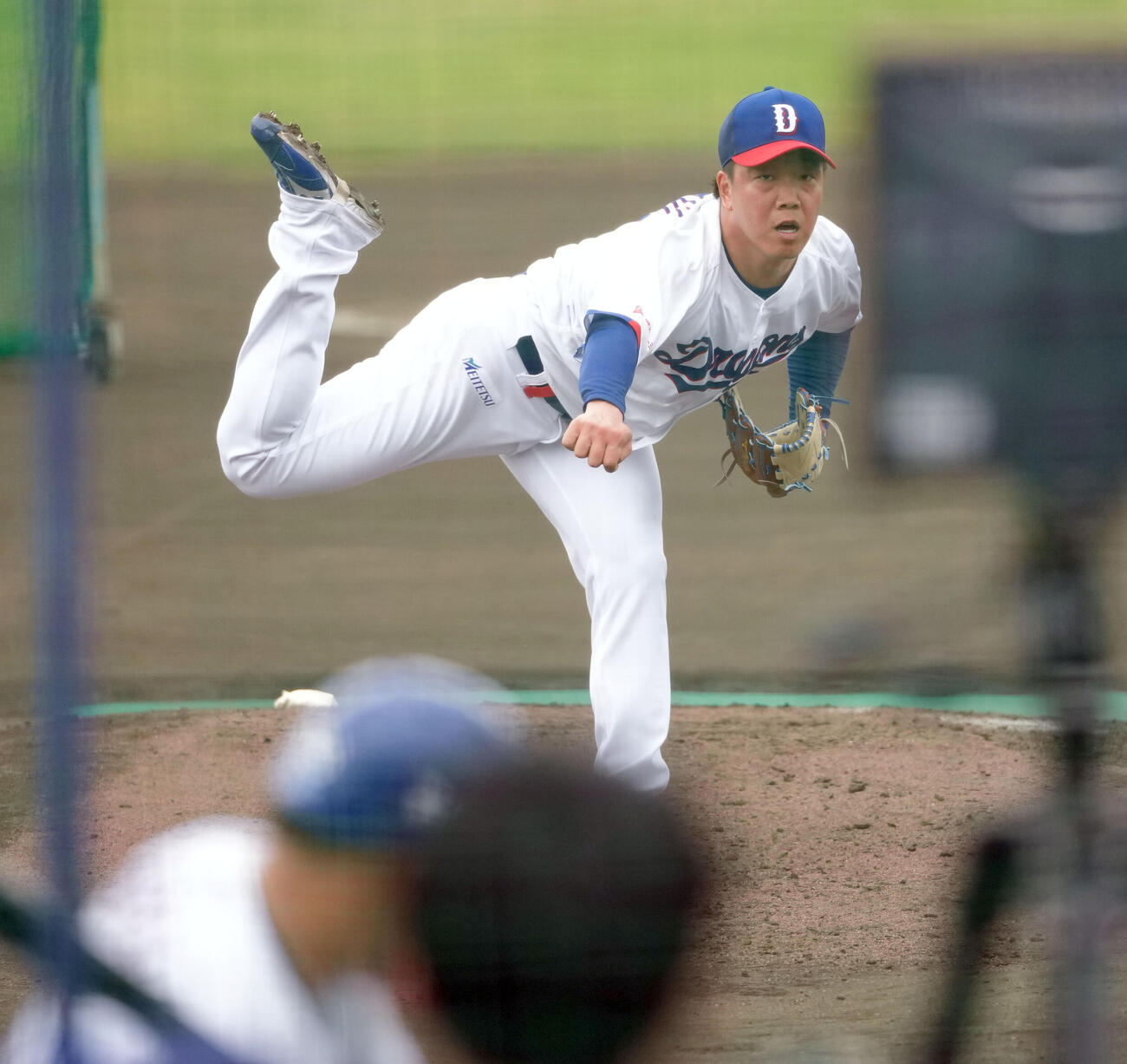 打撃投手を行う柳（撮影・森本幸一）