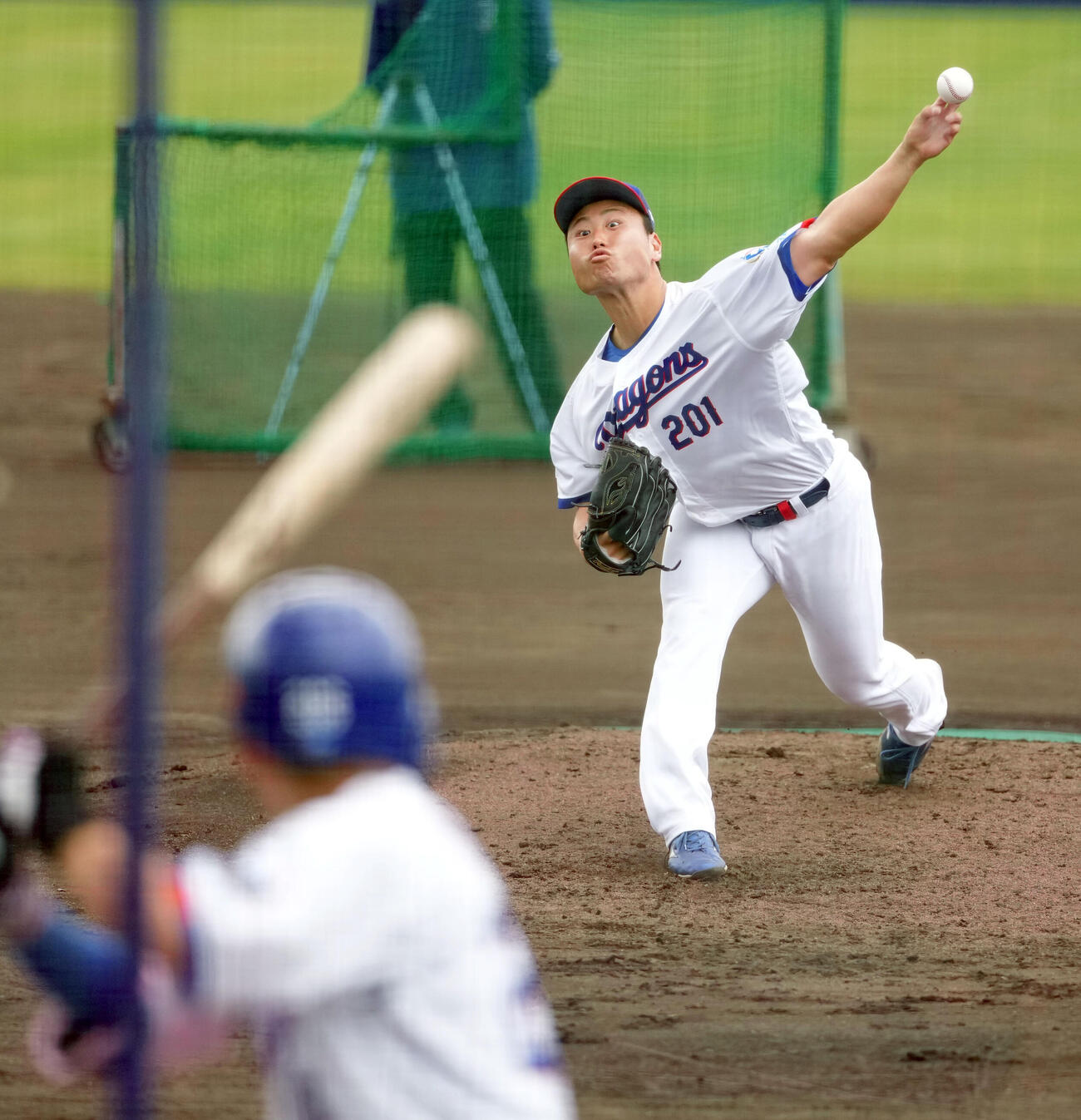 打撃投手を行う牧野（撮影・森本幸一）