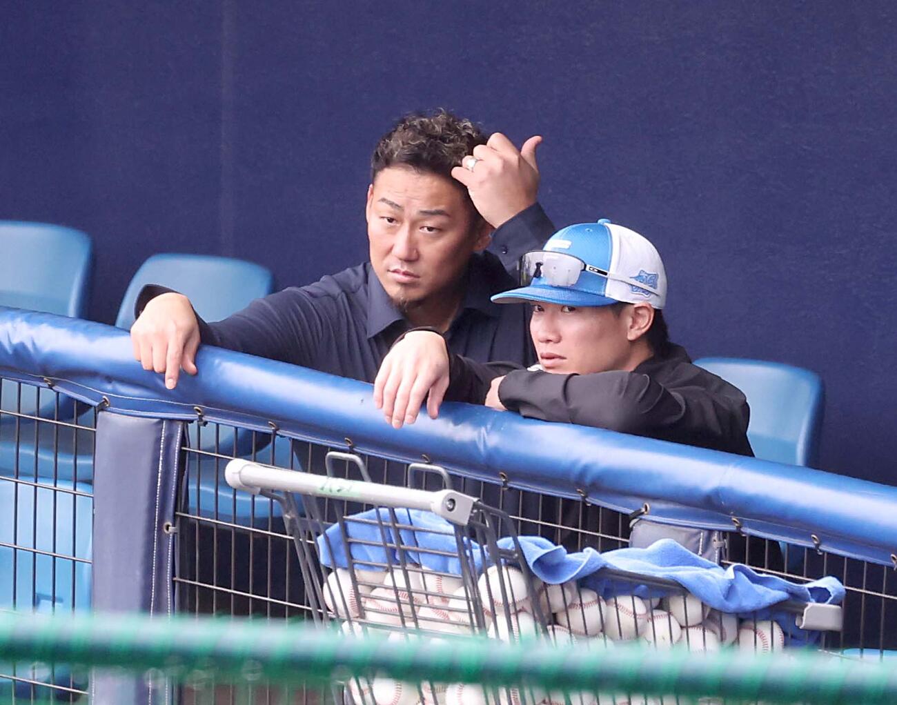 日本ハムの春季キャンプに訪れ西川（右）と話す中田さん（撮影・黒川智章）