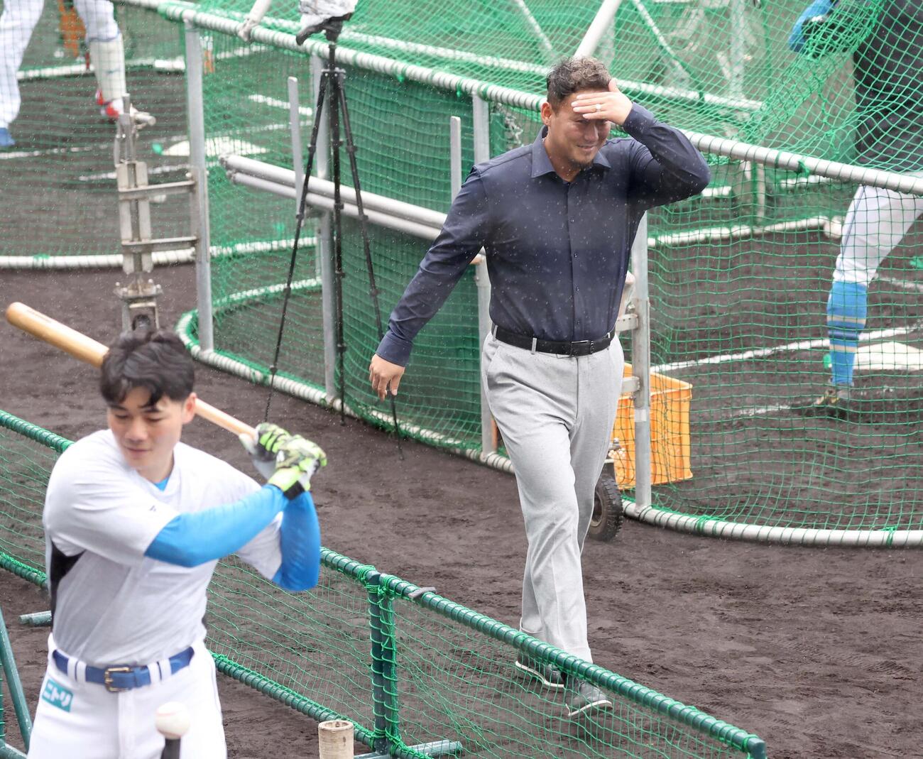 日本ハムの春季キャンプに訪れた中田さんは雨が強くなり引き揚げる（撮影・黒川智章）