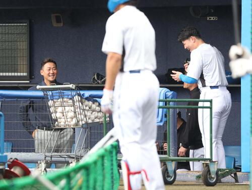 日本ハムの春季キャンプに訪れた中田さん（左）と話す清宮幸（撮影・黒川智章）