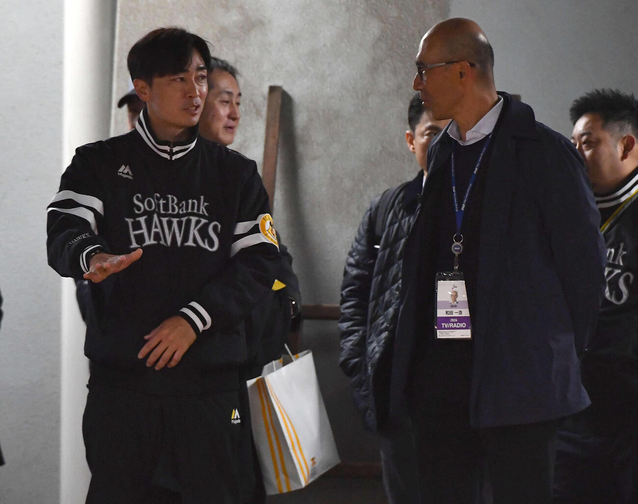 ブルペンで和田一浩氏（右）と話すソフトバンク和田アドバイザー（撮影・岩下翔太）