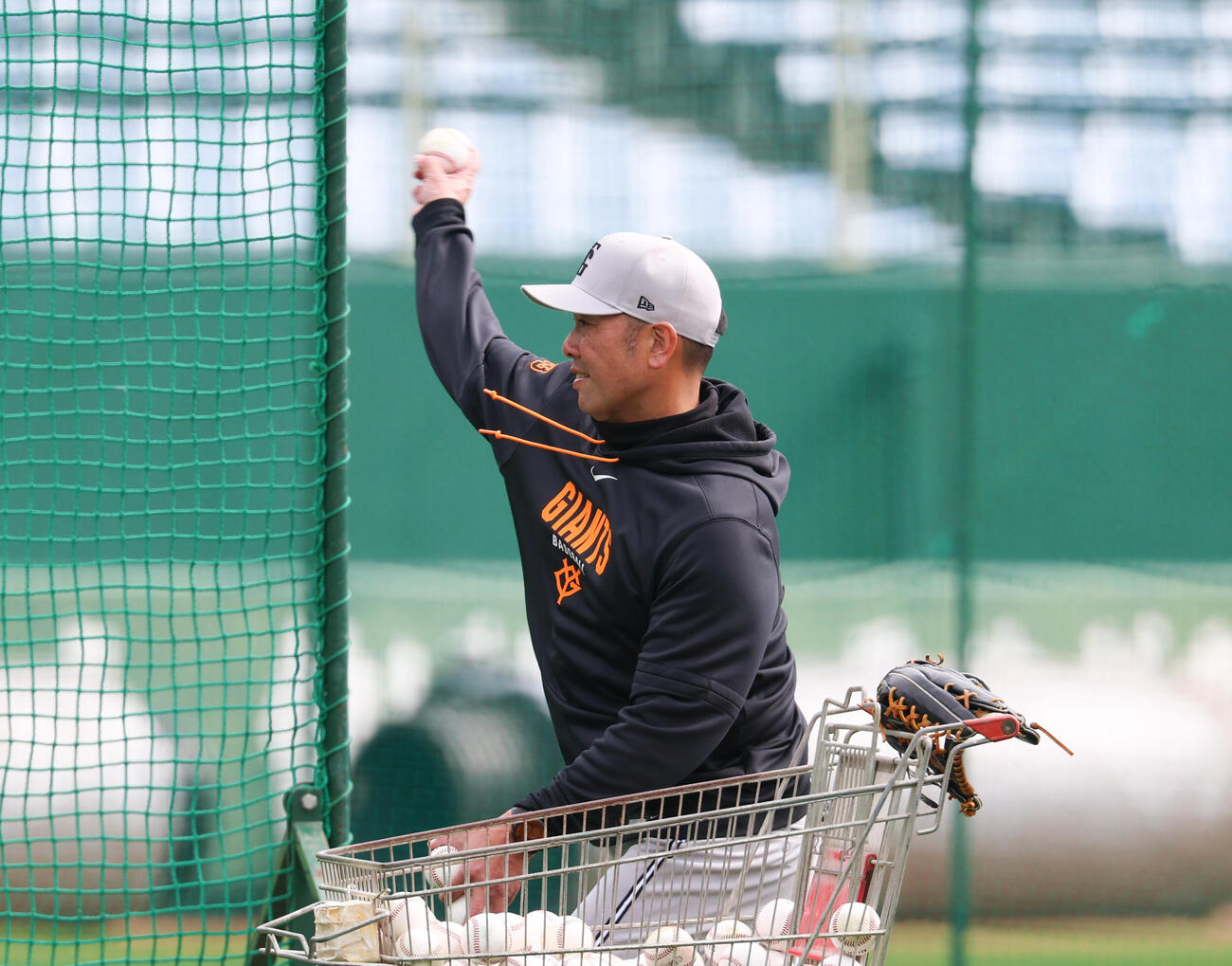 ランチ特打で投球する巨人阿部監督（撮影・増田悦実）